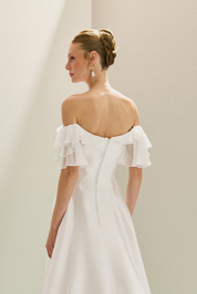 Vestido Longo em Zibeline com Decote V, Ombro a Ombro com Babados em Chiffon e Saia Ampla - Coreia Off White