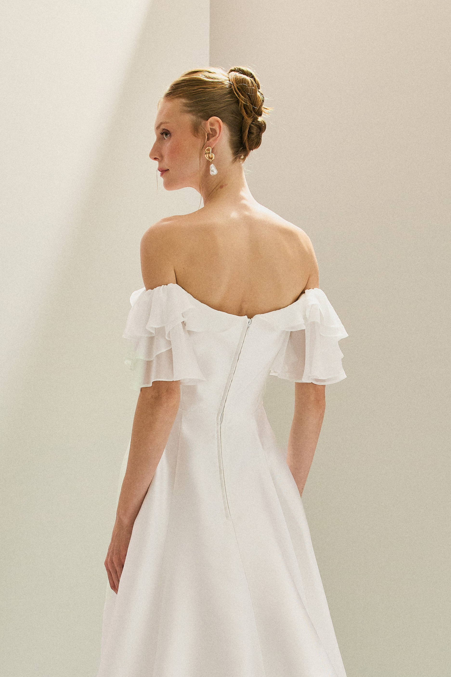 Vestido Longo em Zibeline com Decote V, Ombro a Ombro com Babados em Chiffon e Saia Ampla - Coreia Off White