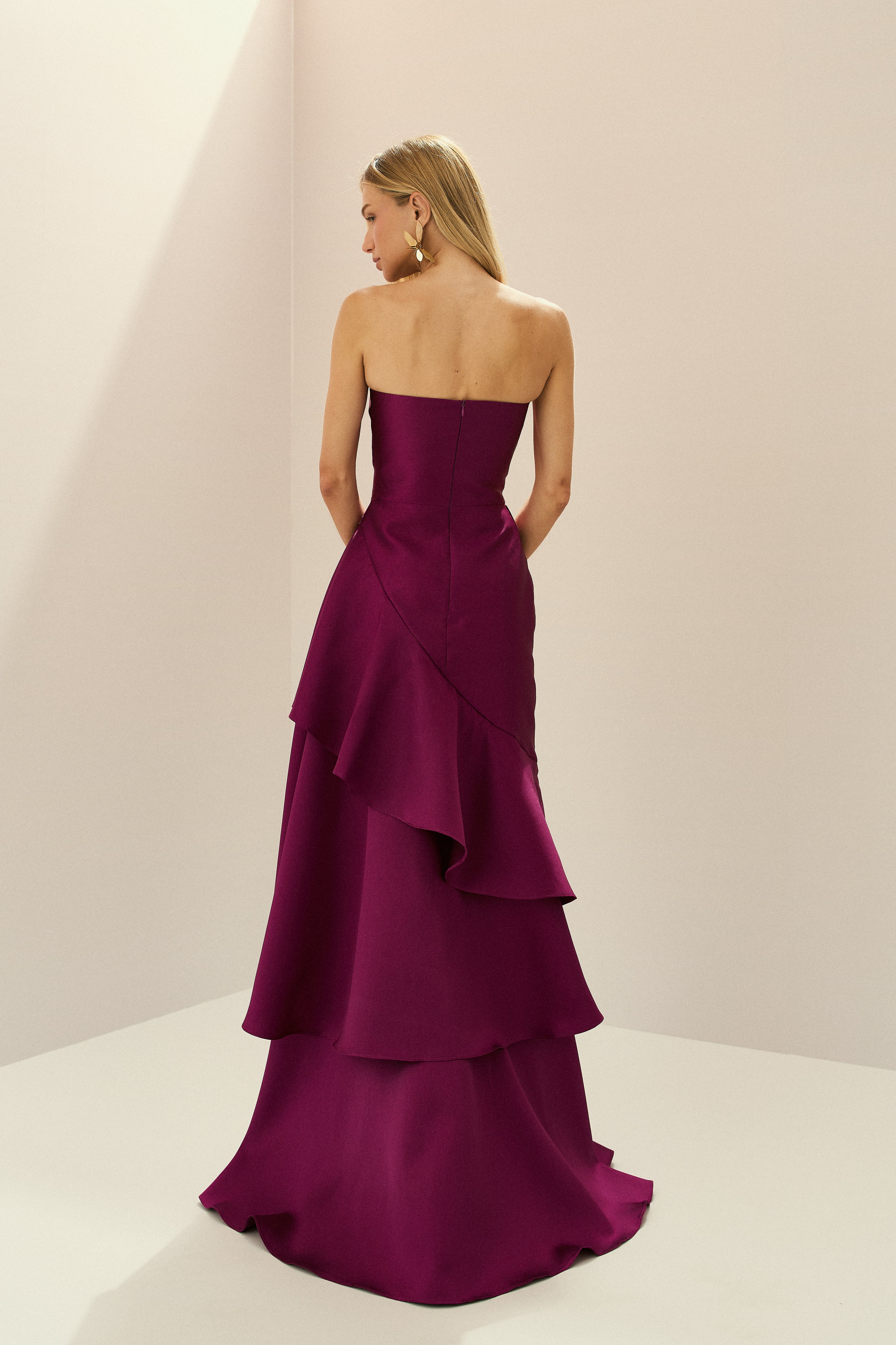 Vestido Longo em Zibeline com Decote V sem Alças e Babados em Camadas - Naomi Fúcsia