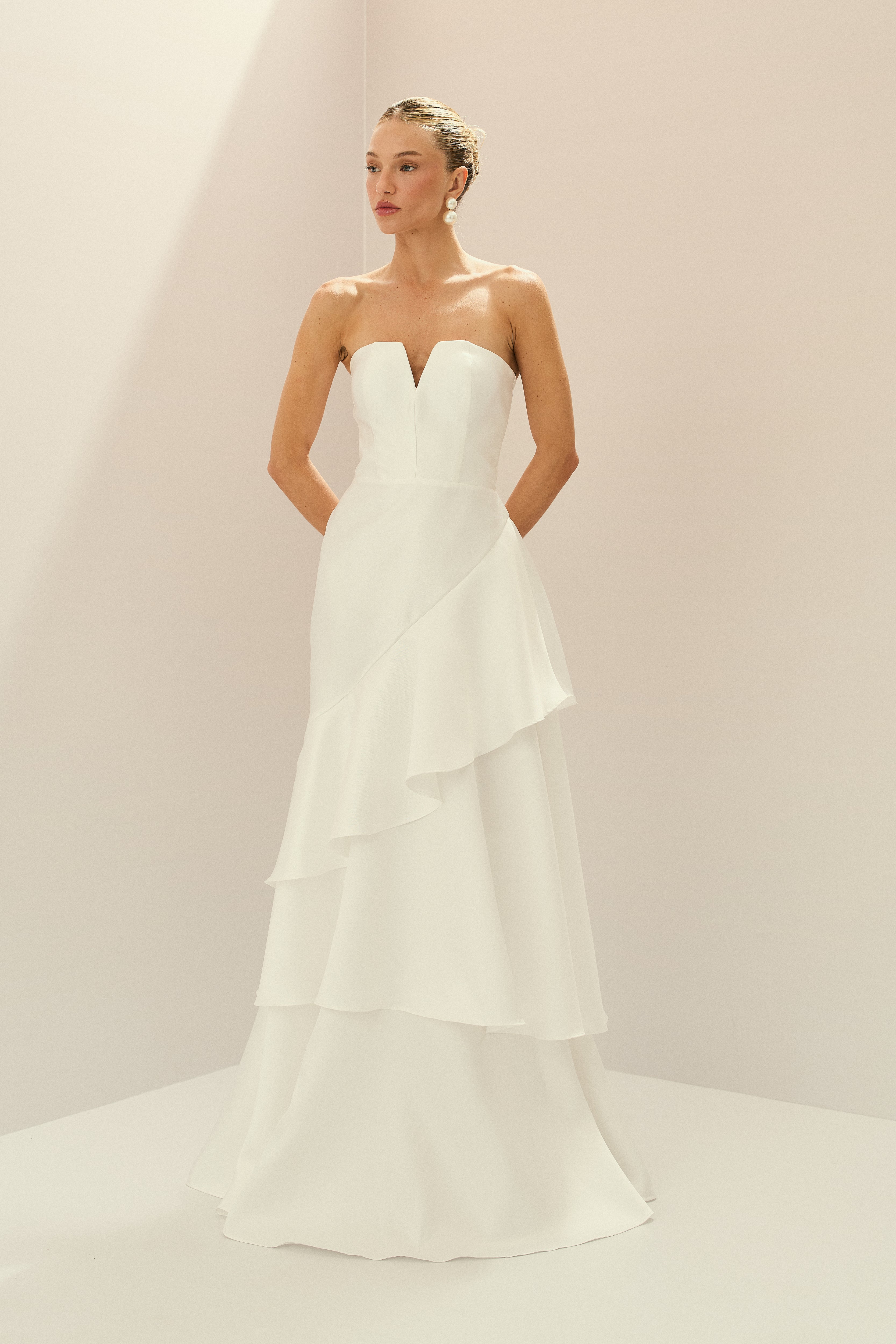 Vestido Longo em Zibeline com Decote V sem Alças e Babados em Camadas - Naomi Off White