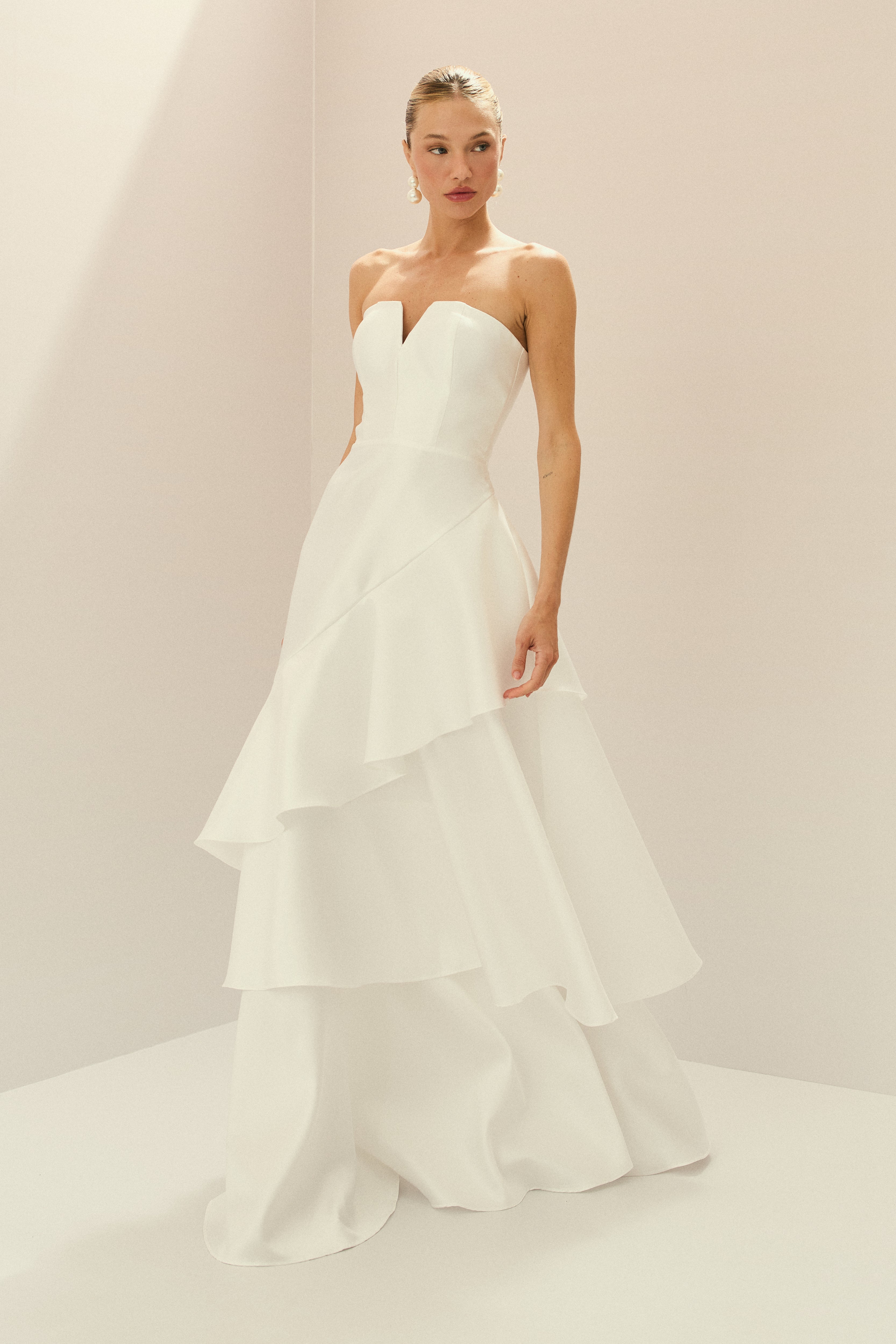 Vestido_Longo_em_Zibeline_com_Decote_V_sem_Alcas_e_Babados_em_Camadas_Naomi_Off_White2.jpg