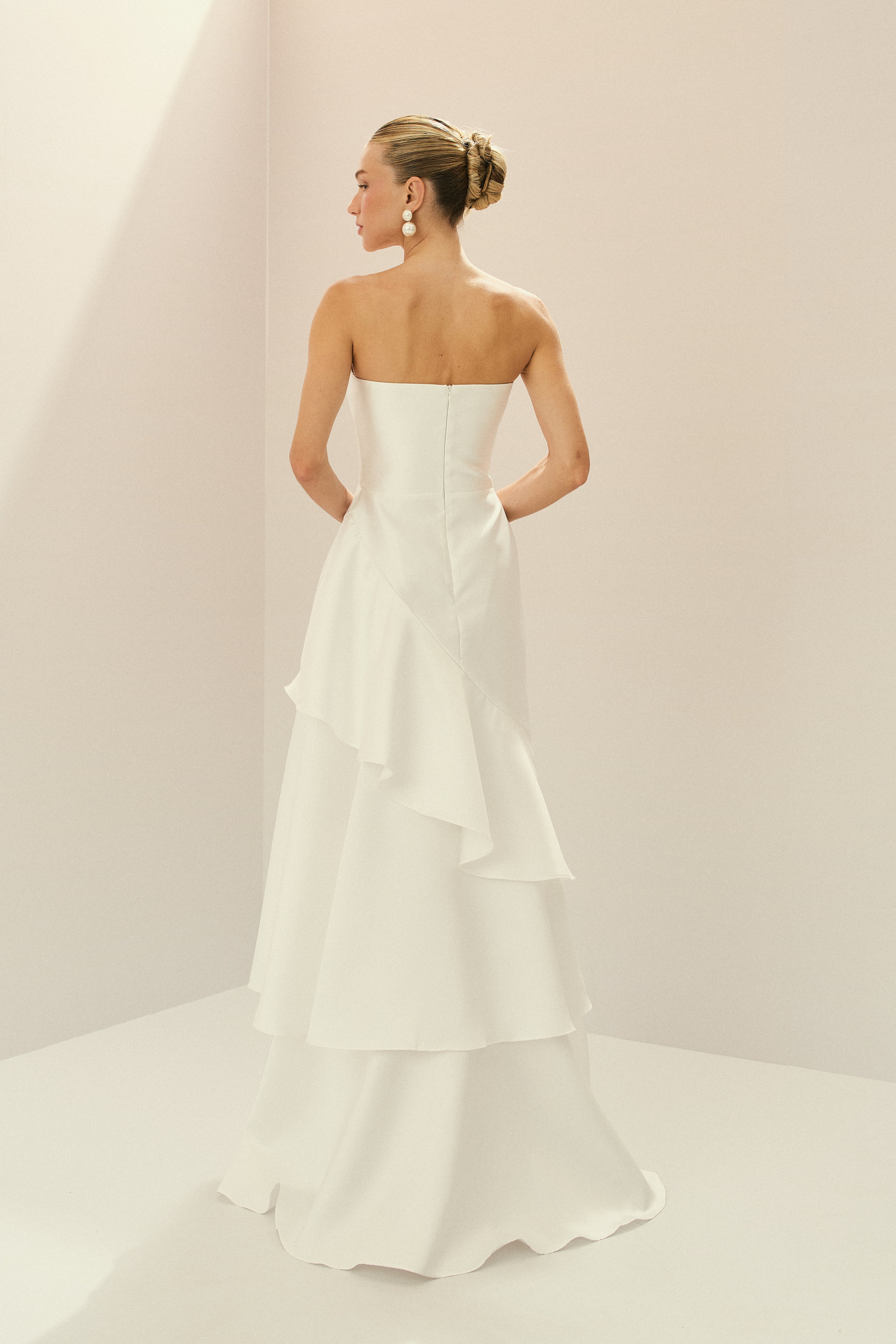 Vestido Longo em Zibeline com Decote V sem Alças e Babados em Camadas - Naomi Off White