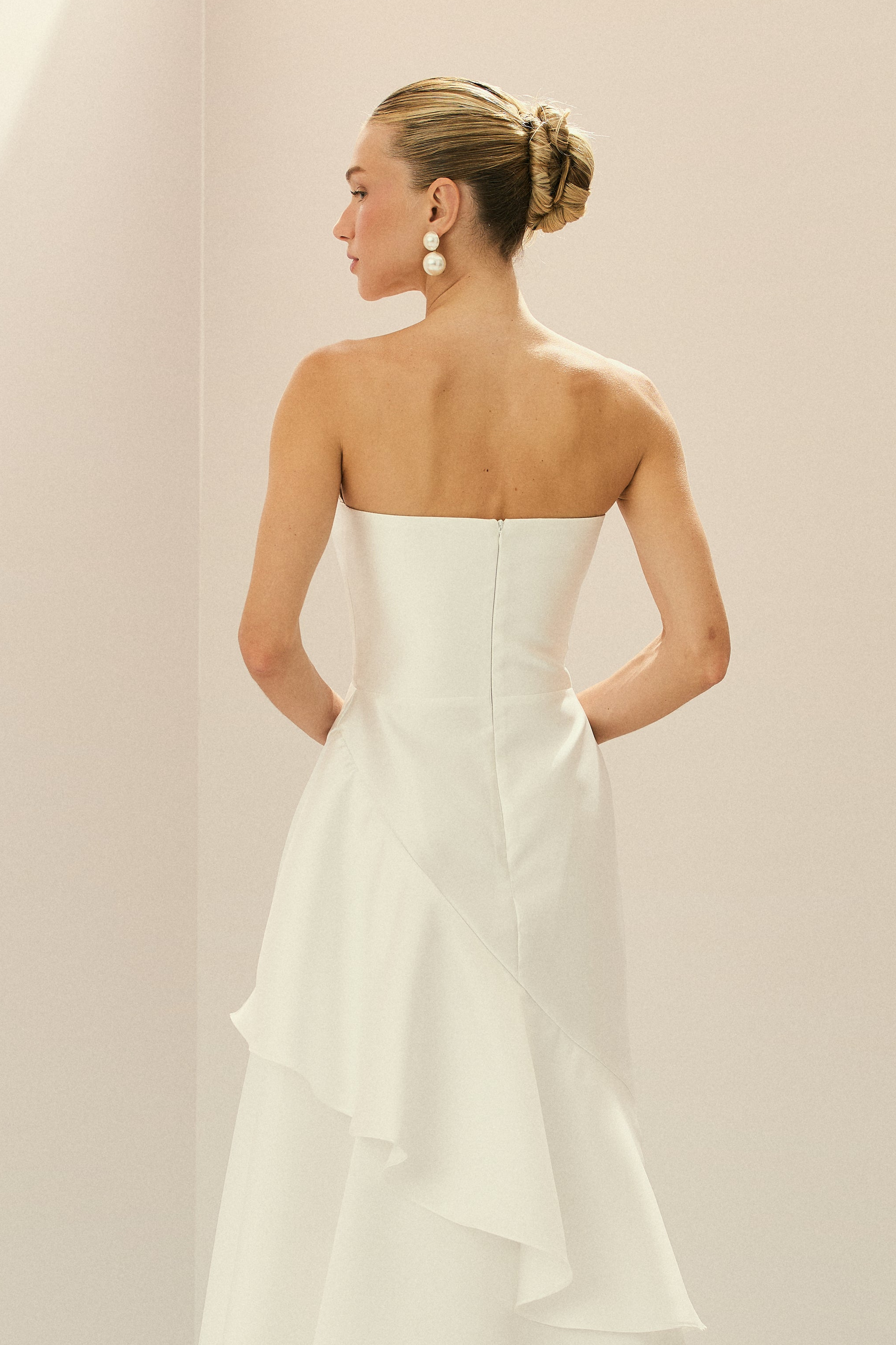 Vestido Longo em Zibeline com Decote V sem Alças e Babados em Camadas - Naomi Off White
