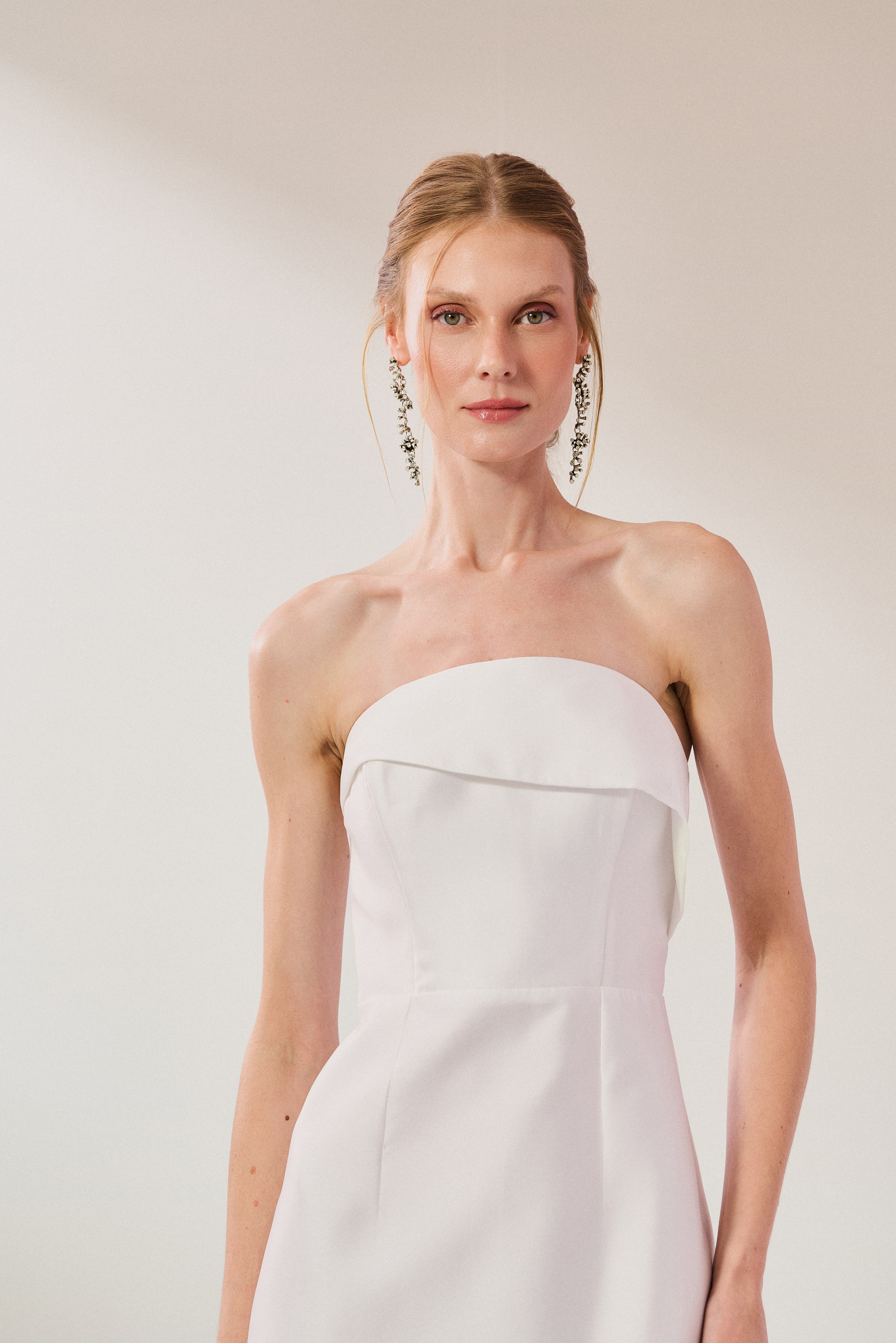 Vestido_Longo_em_Zibeline_com_Pala_Assimetrica_Estruturada_Decote_Reto_sem_Alcas_e_Fenda_Traseira_Malasia_Off_white4.jpg