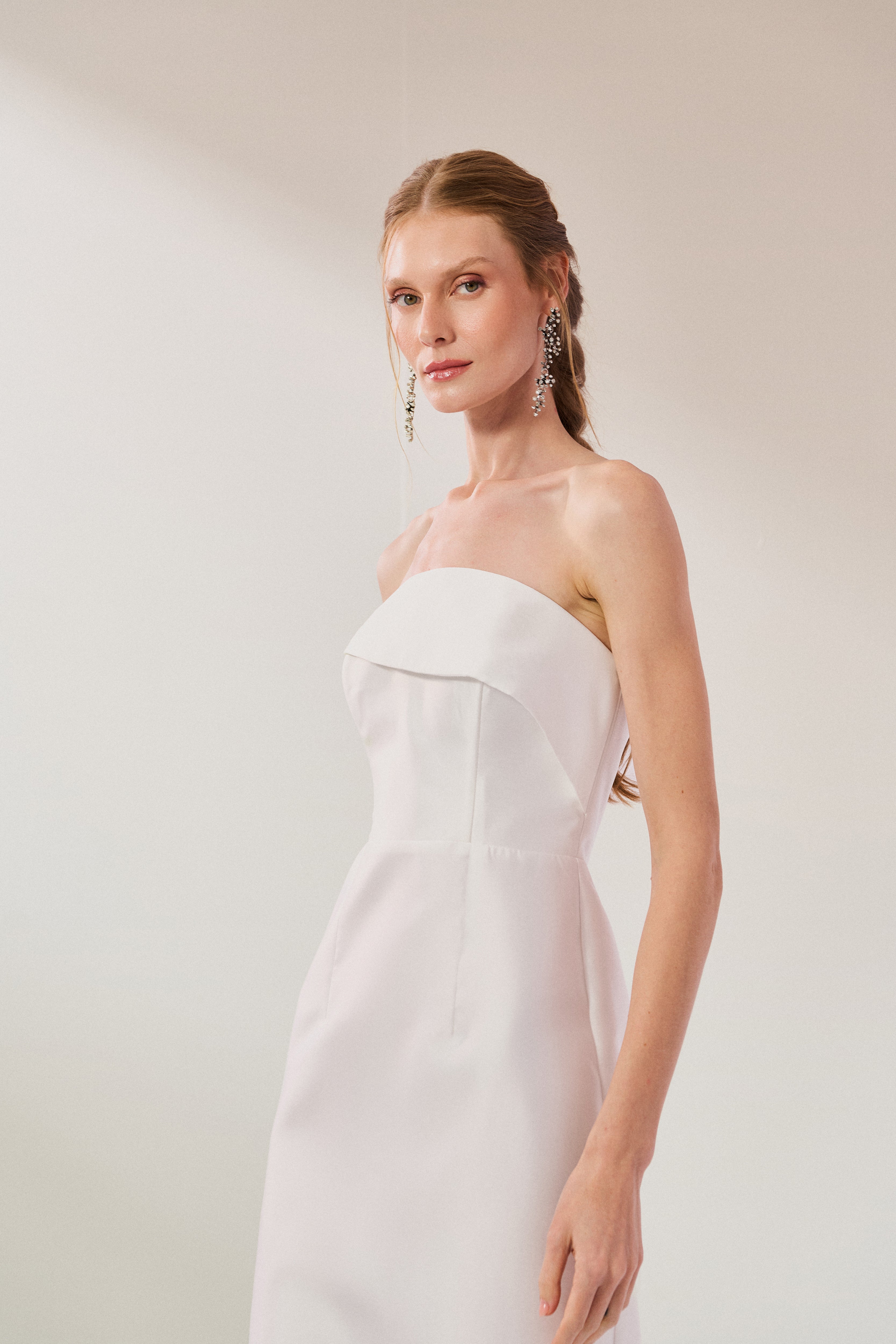 Vestido Longo em Zibeline com Pala Assimétrica Estruturada, Decote Reto sem Alças e Fenda Traseira - Malásia Off White