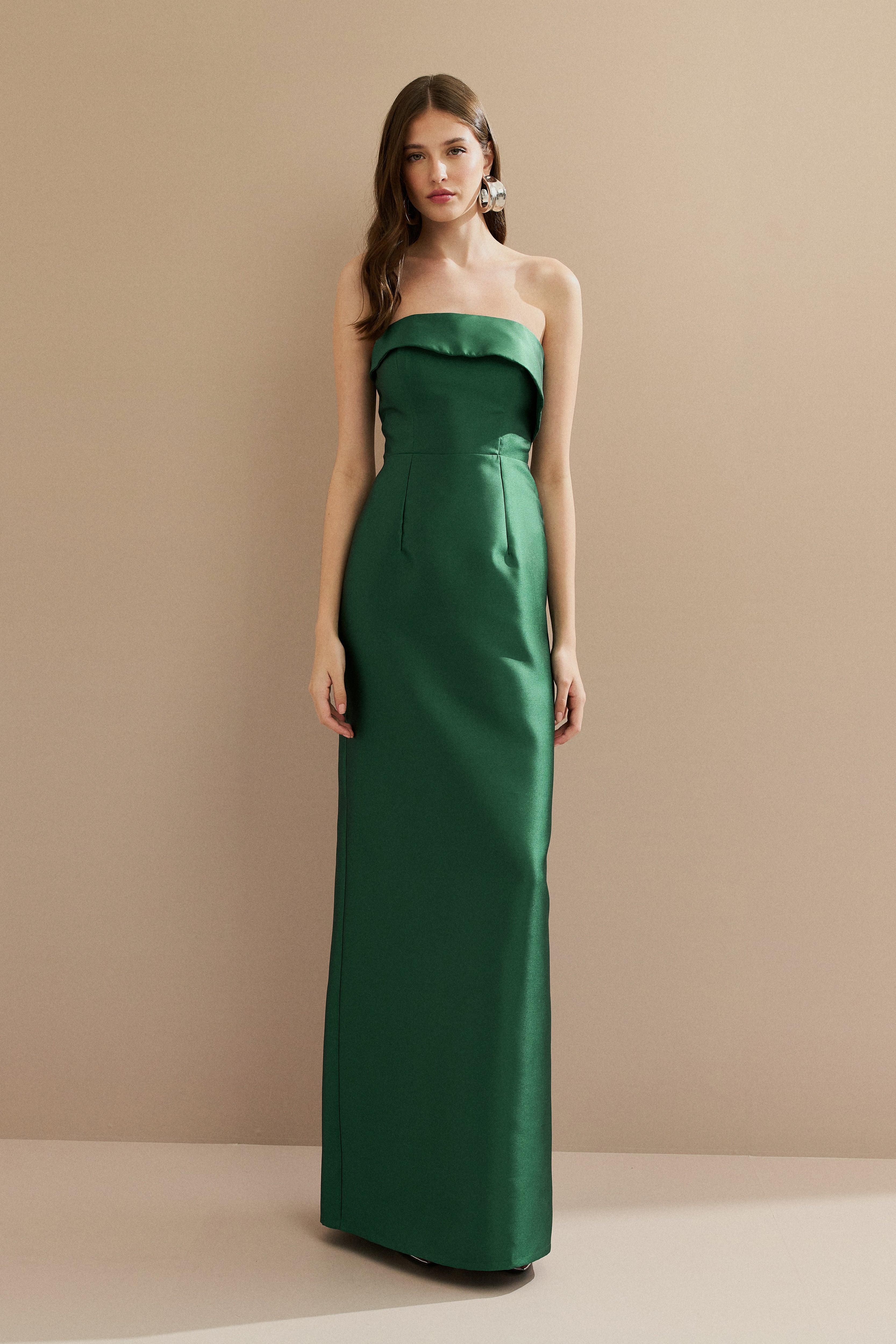 Vestido Longo em Zibeline com Pala Assimétrica Estruturada, Decote Reto sem Alças e Fenda Traseira - Malásia Verde Bandeira