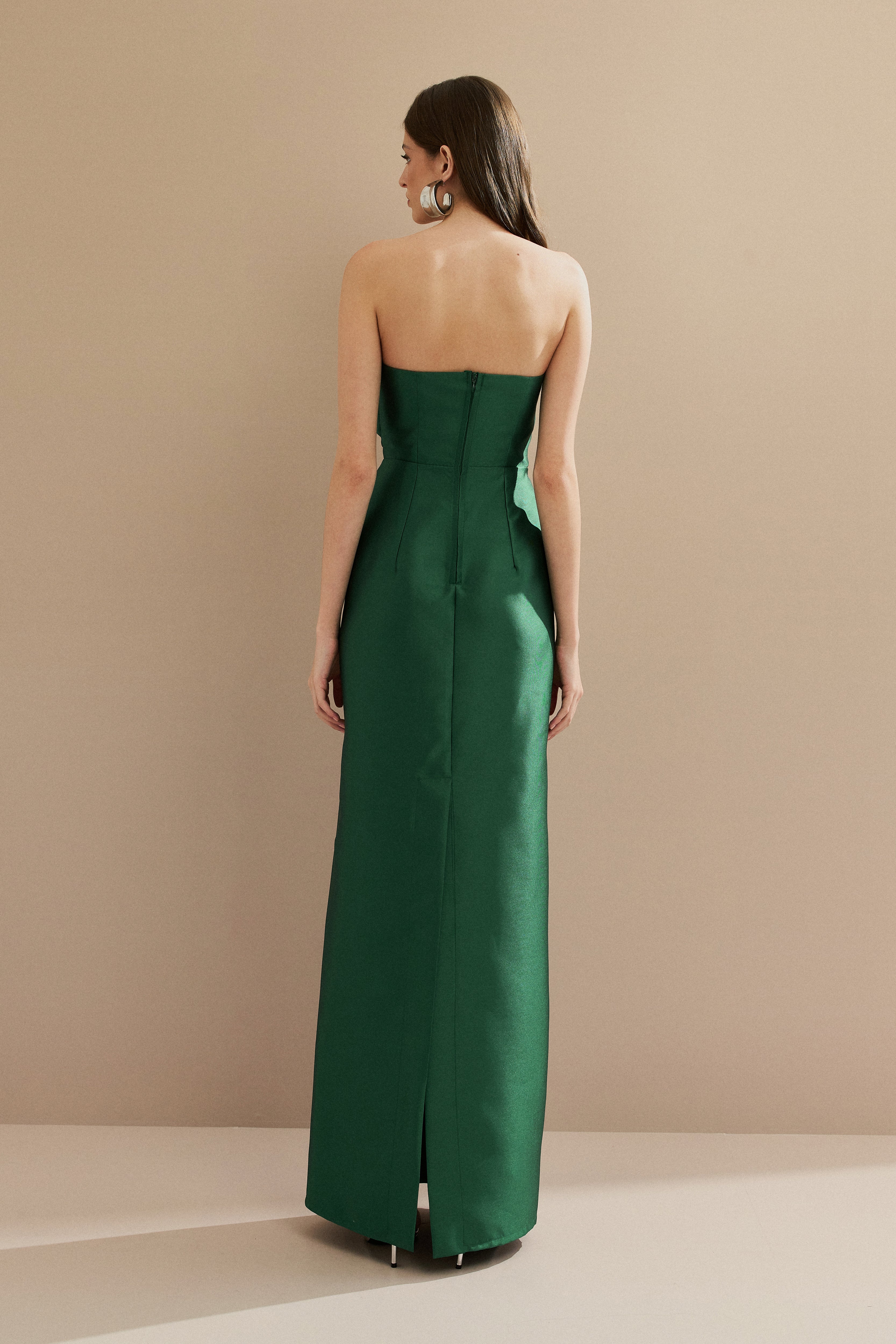 Vestido Longo em Zibeline com Pala Assimétrica Estruturada, Decote Reto sem Alças e Fenda Traseira - Malásia Verde Bandeira