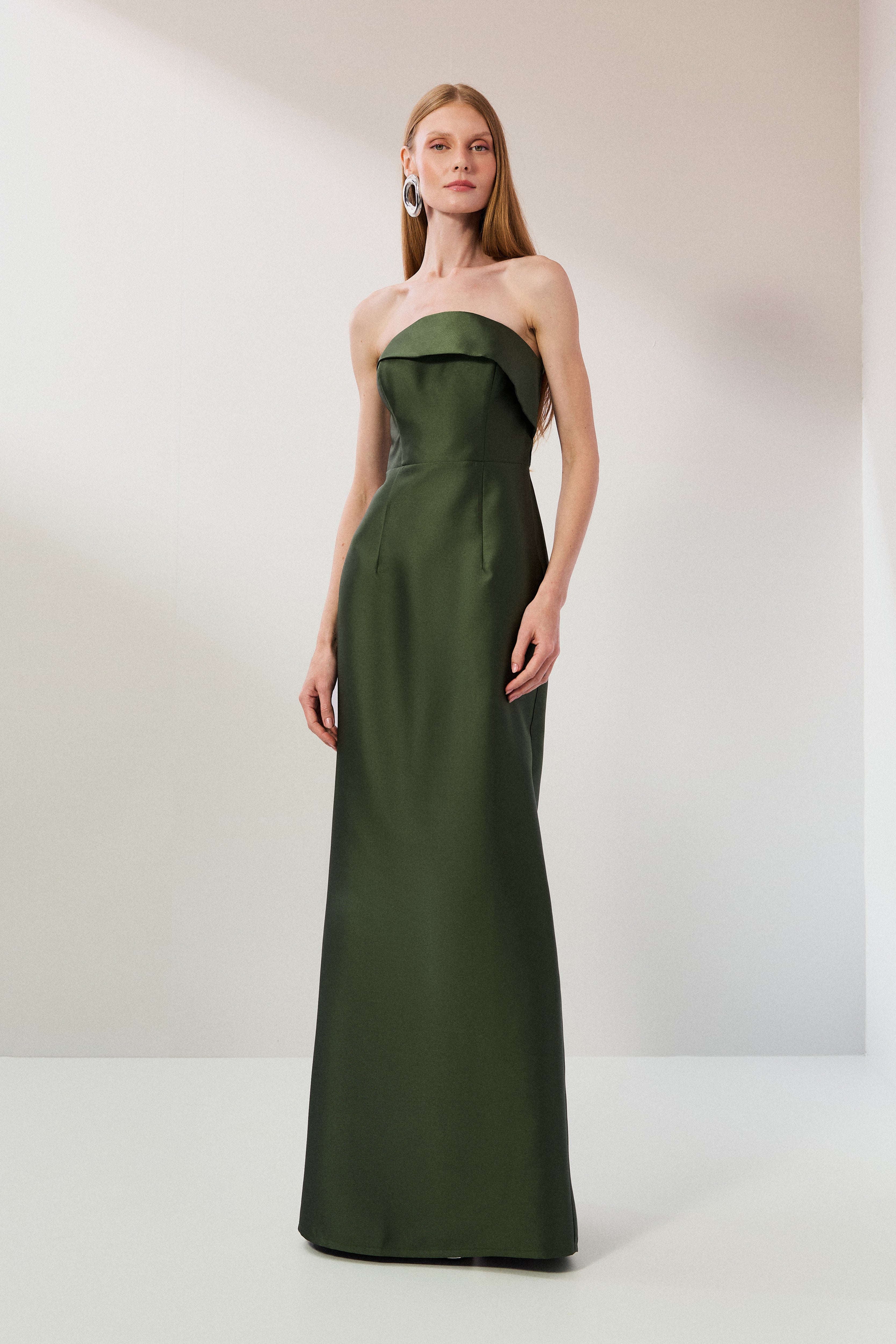 Vestido_Longo_em_Zibeline_com_Pala_Assimetrica_Estruturada_Decote_Reto_sem_Alcas_e_Fenda_Traseira_Malasia_Verde_Oliva1.jpg