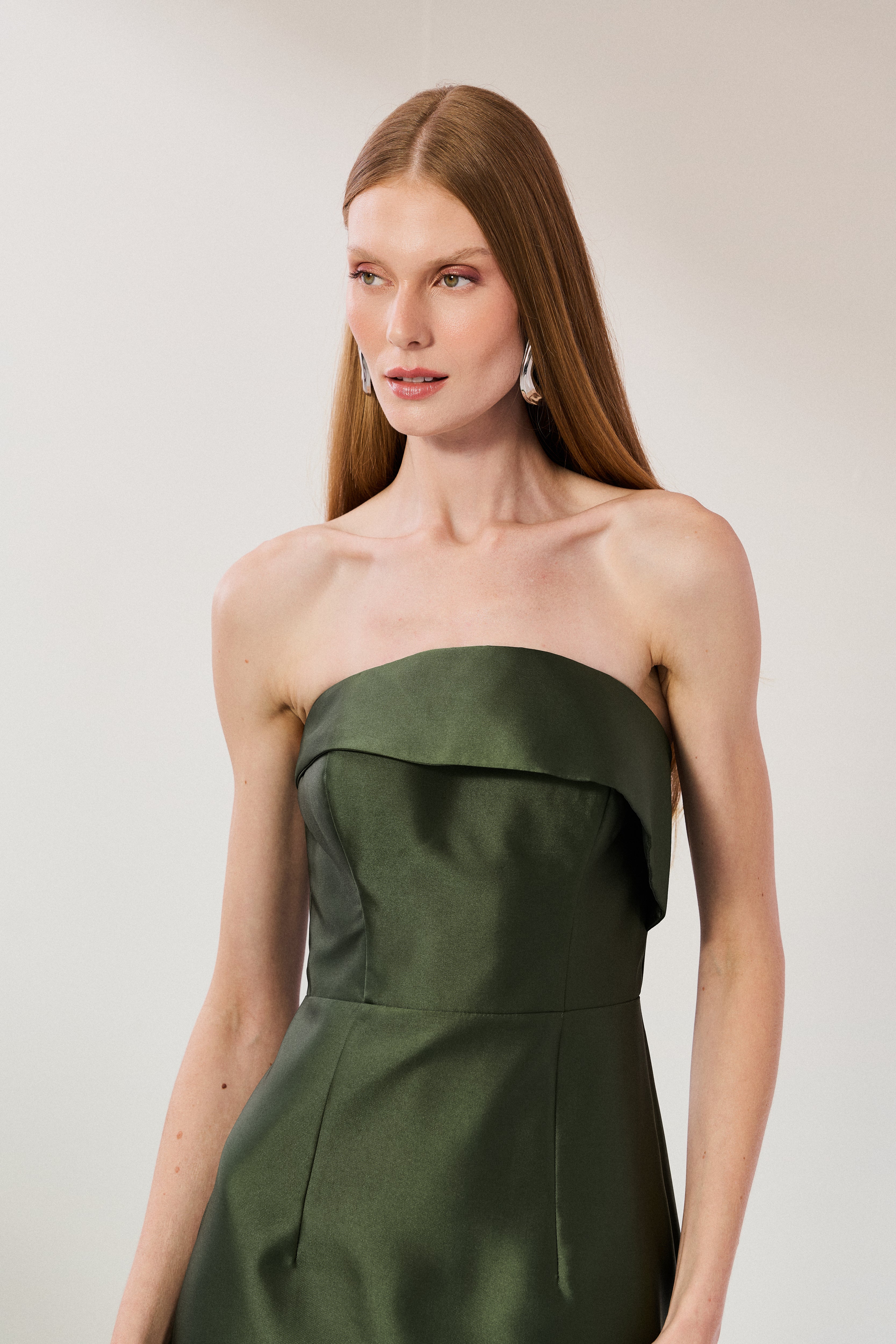 Vestido_Longo_em_Zibeline_com_Pala_Assimetrica_Estruturada_Decote_Reto_sem_Alcas_e_Fenda_Traseira_Malasia_Verde_Oliva3.jpg