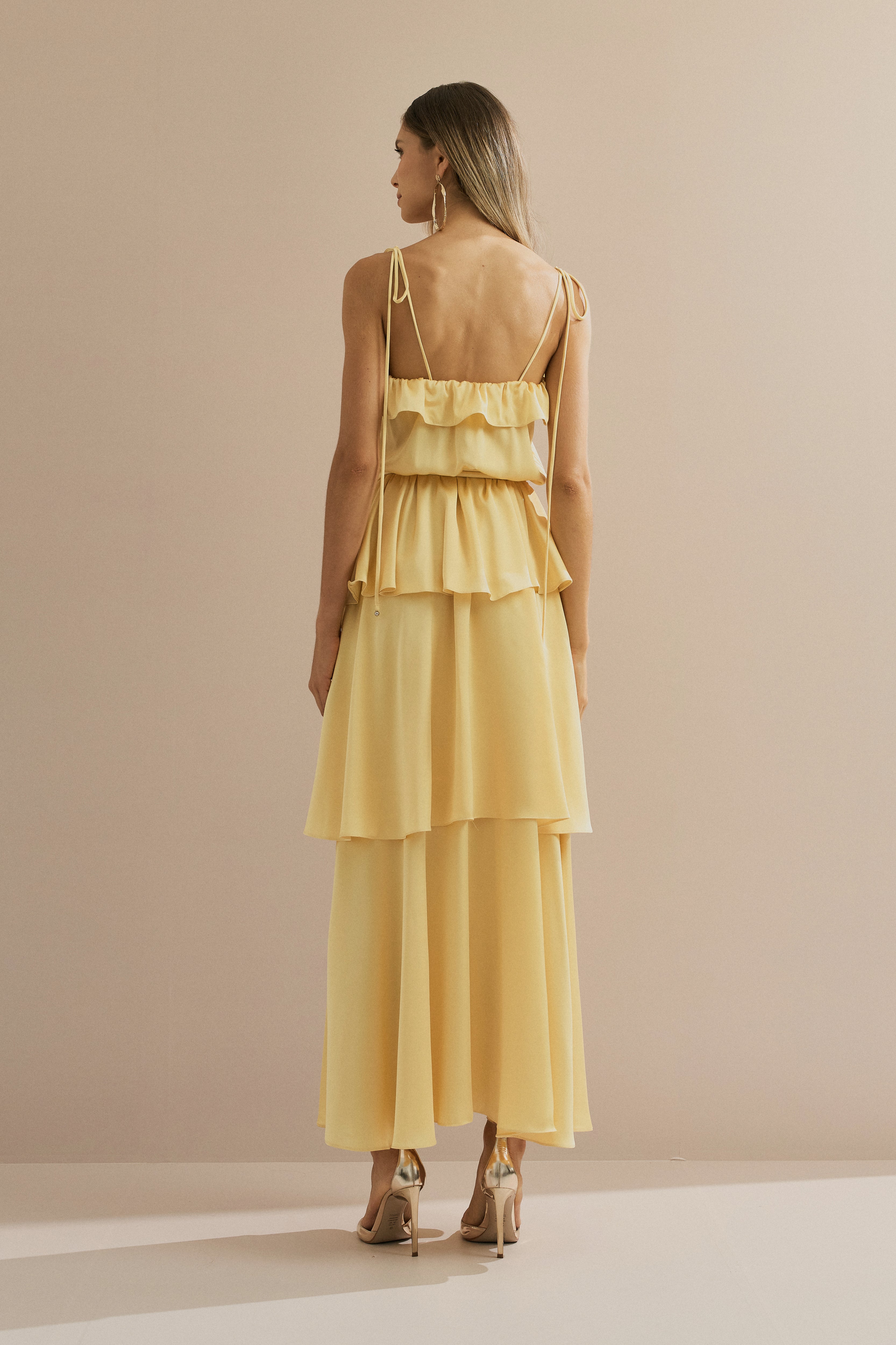 Vestido Long Midi em Cetim com Alças Finas, Babado no Decote e Camadas Sobrepostas - Santiago Amarelo Manteiga