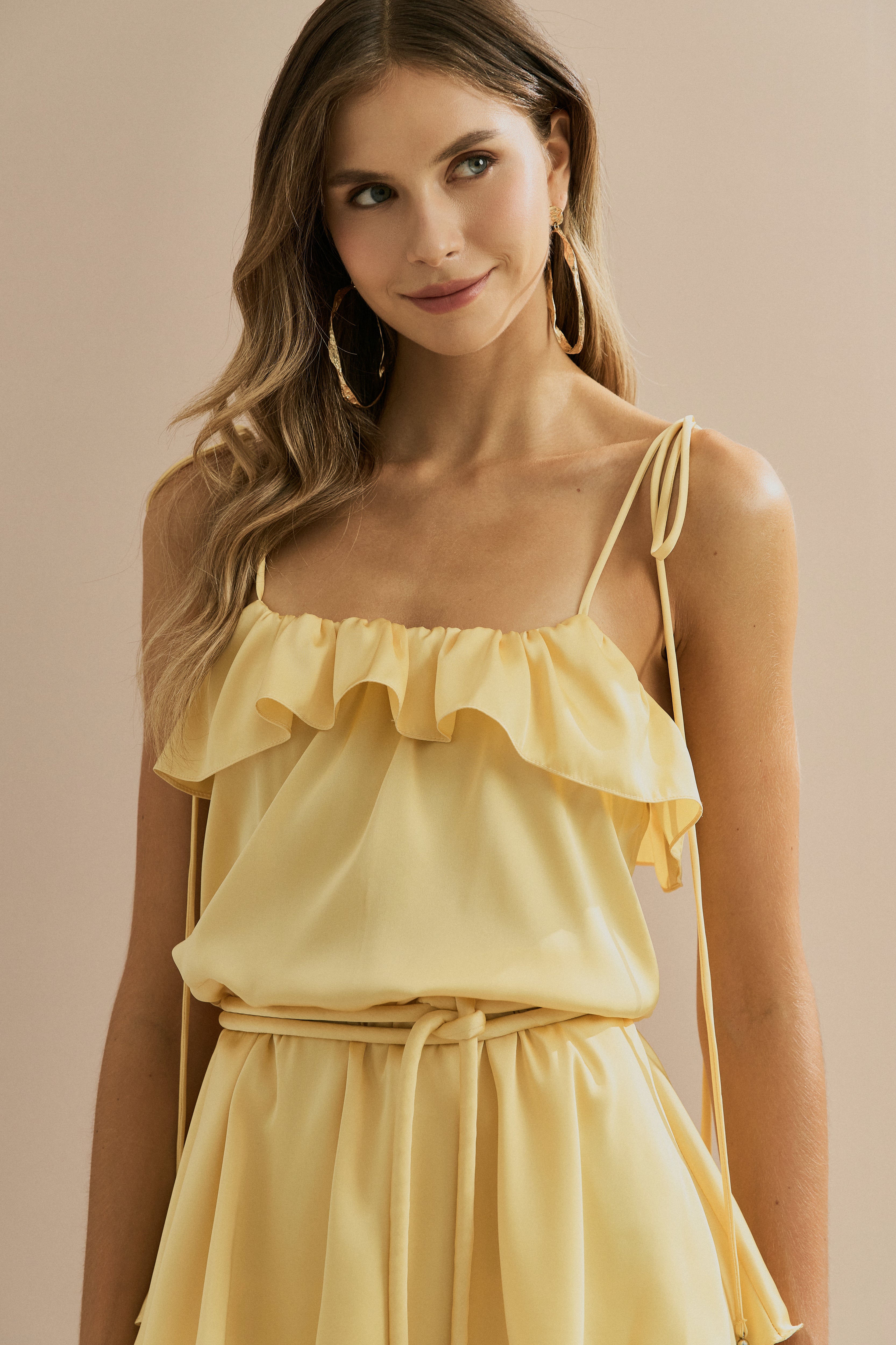 Vestido Long Midi em Cetim com Alças Finas, Babado no Decote e Camadas Sobrepostas - Santiago Amarelo Manteiga