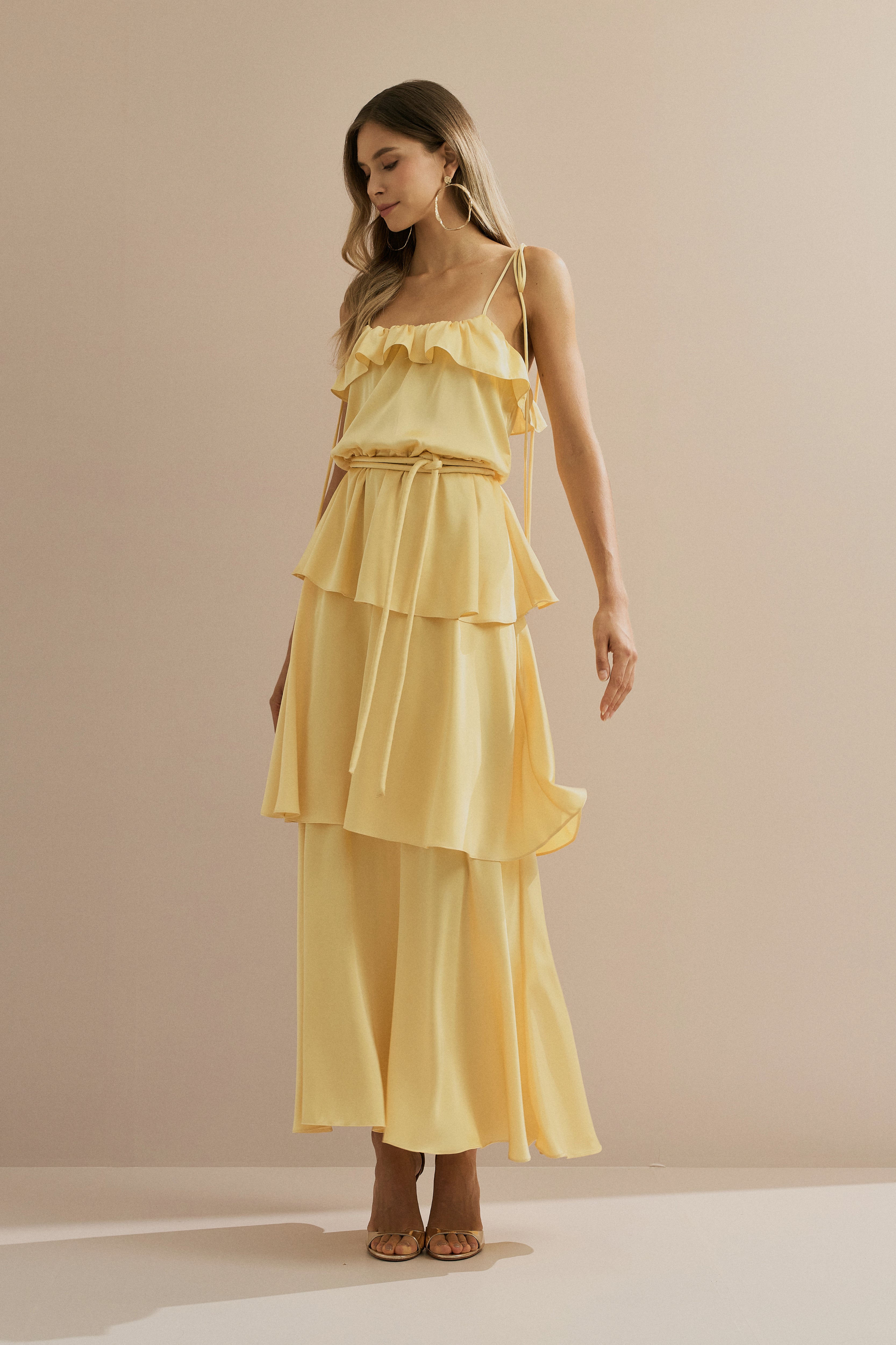 Vestido Long Midi em Cetim com Alças Finas, Babado no Decote e Camadas Sobrepostas - Santiago Amarelo Manteiga
