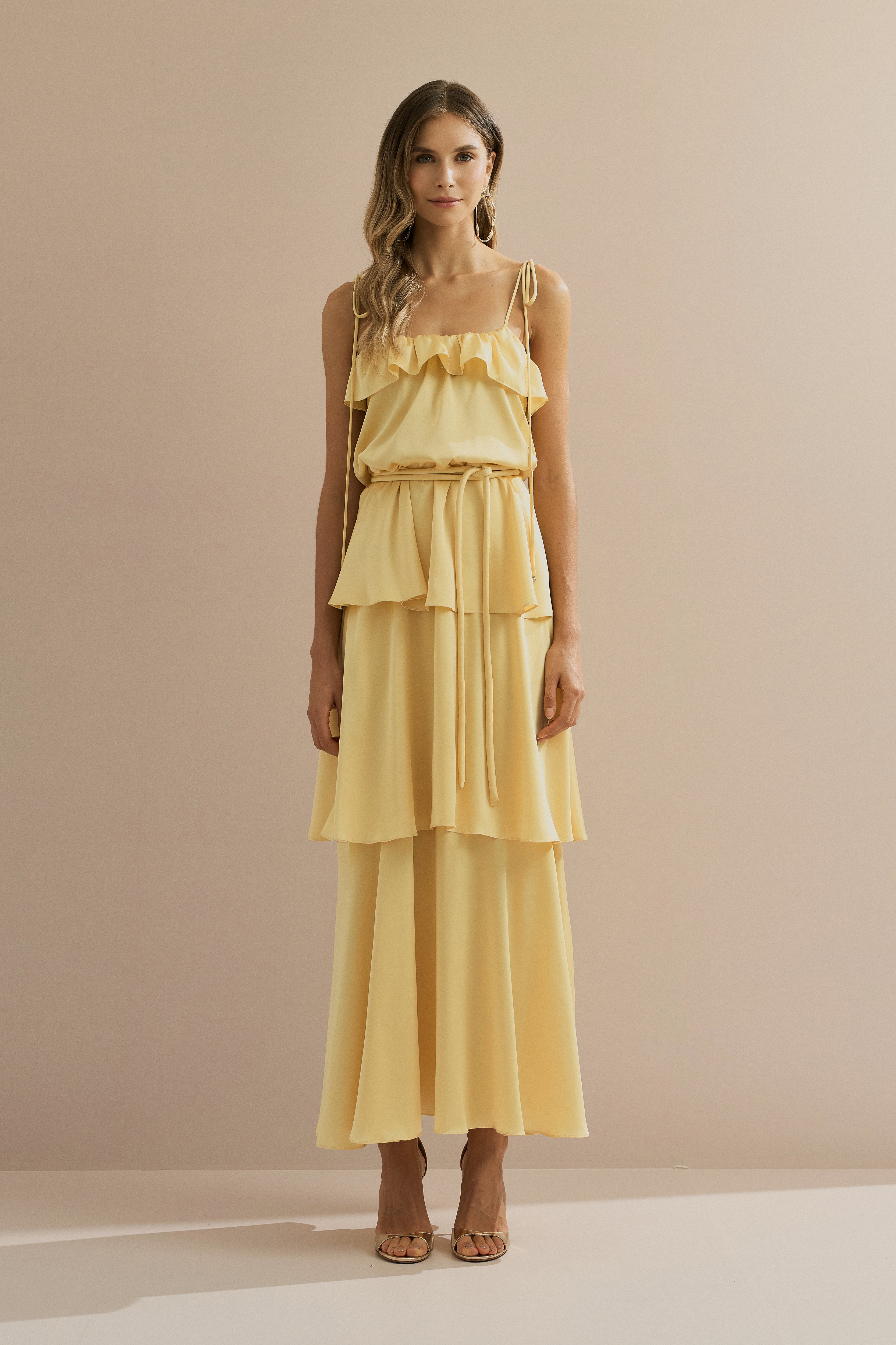 Vestido Long Midi em Cetim com Alças Finas, Babado no Decote e Camadas Sobrepostas - Santiago Amarelo Manteiga