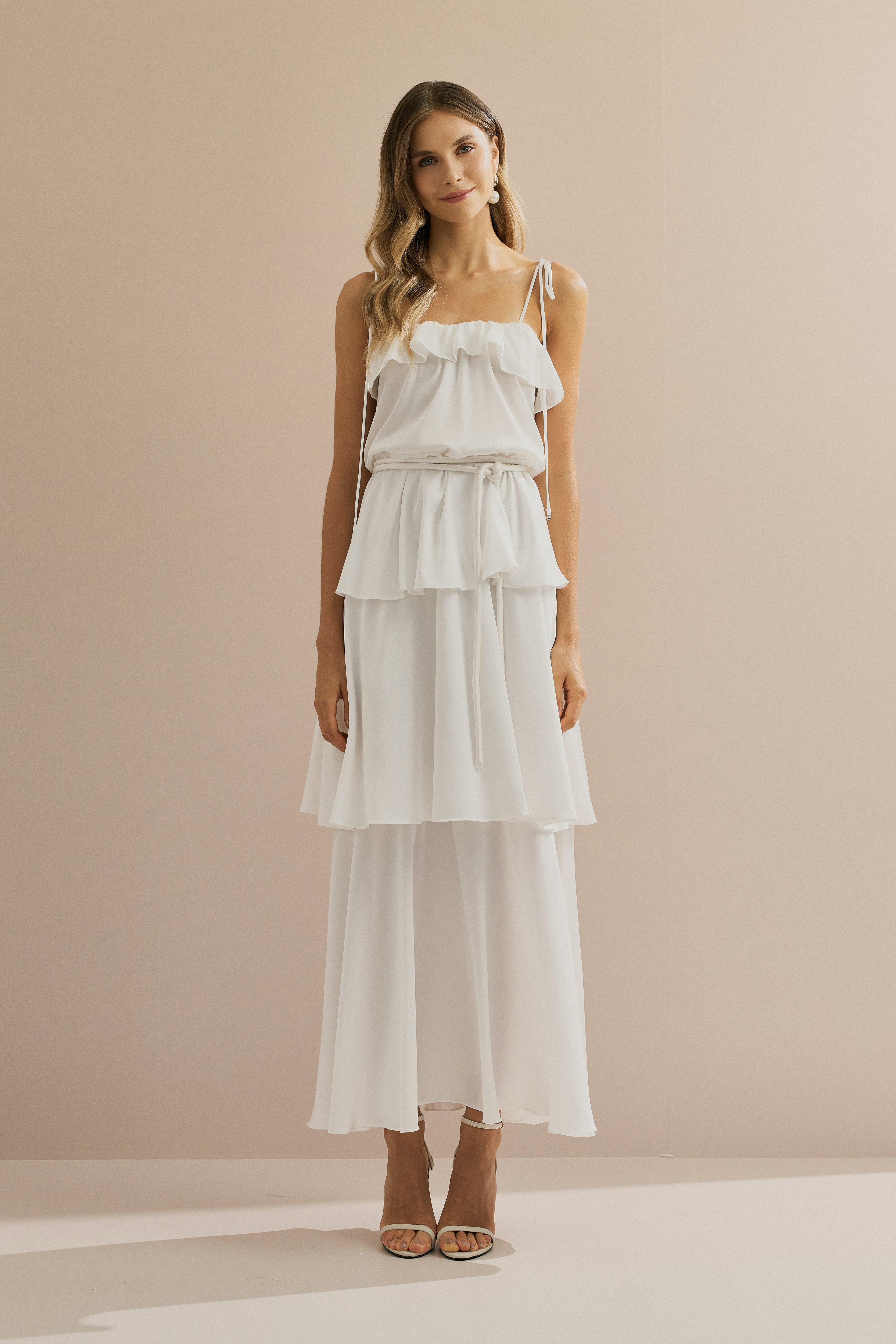 Vestido_Midi_em_Cetim_com_Alcas_Finas_Babado_no_Decote_e_Camadas_Sobrepostas_Santiago_Off_White3.jpg