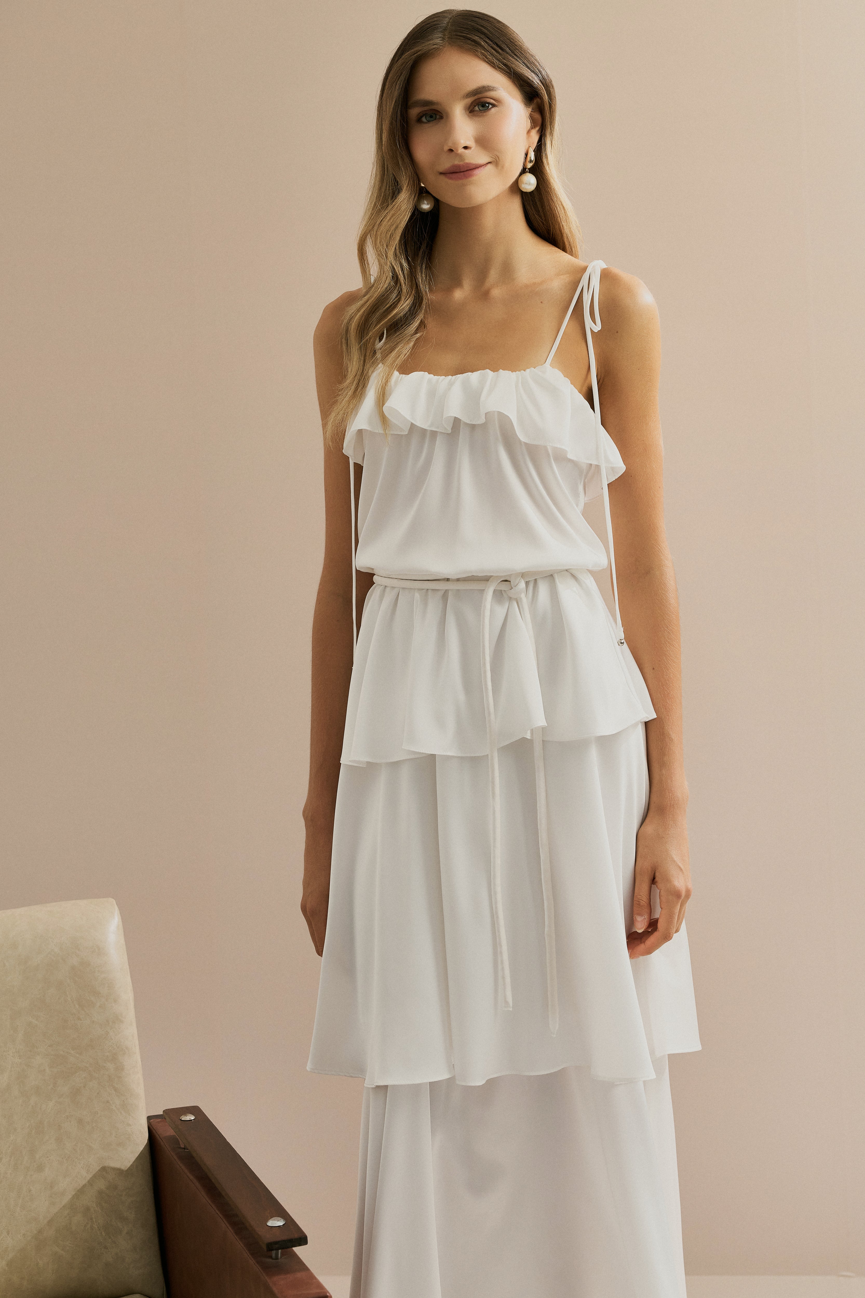 Vestido_Midi_em_Cetim_com_Alcas_Finas_Babado_no_Decote_e_Camadas_Sobrepostas_Santiago_Off_White5.jpg
