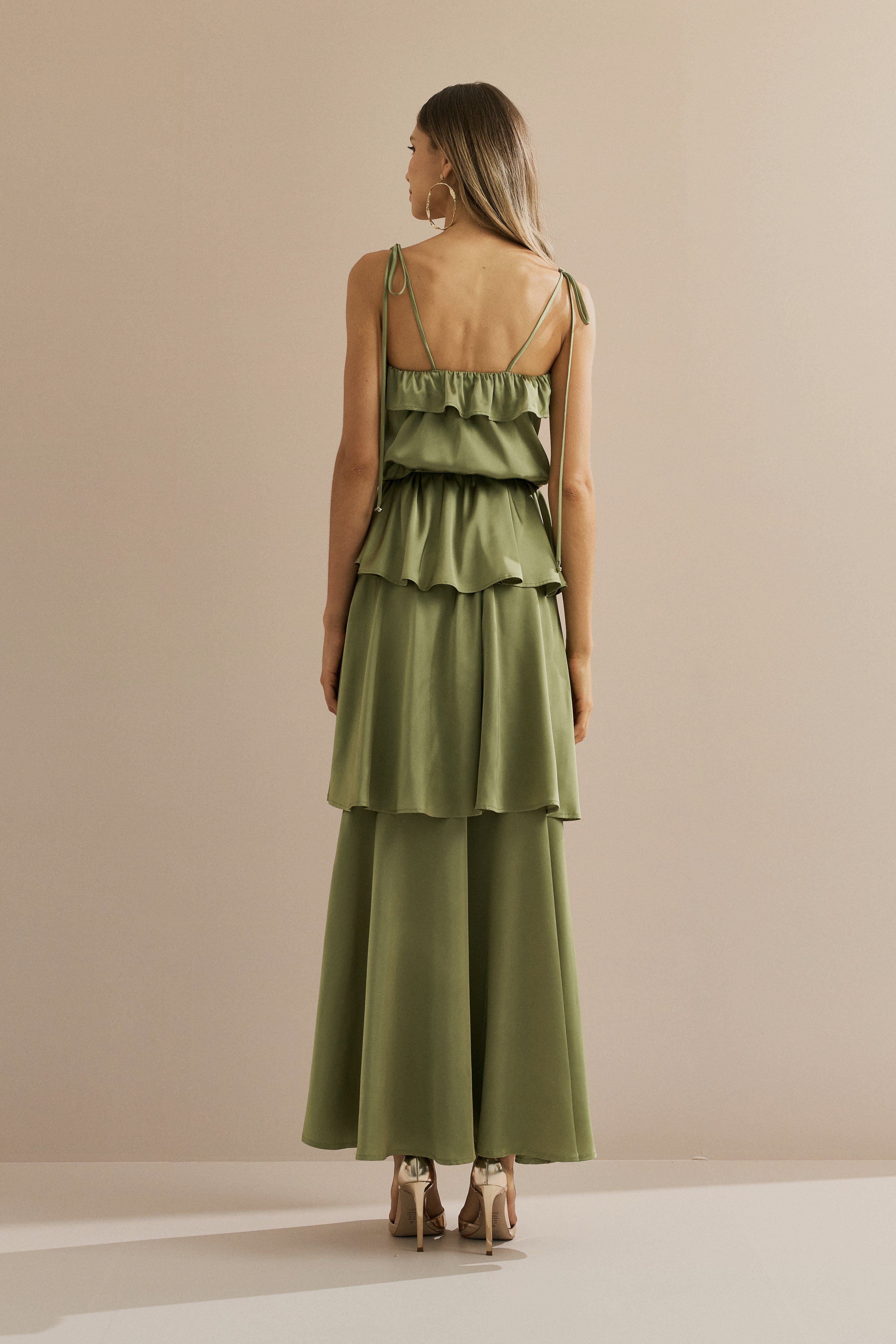 Vestido Long Midi em Cetim com Alças Finas, Babado no Decote e Camadas Sobrepostas - Santiago Verde Oliva Claro