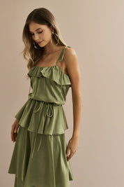 Vestido Long Midi em Cetim com Alças Finas, Babado no Decote e Camadas Sobrepostas - Santiago Verde Oliva Claro