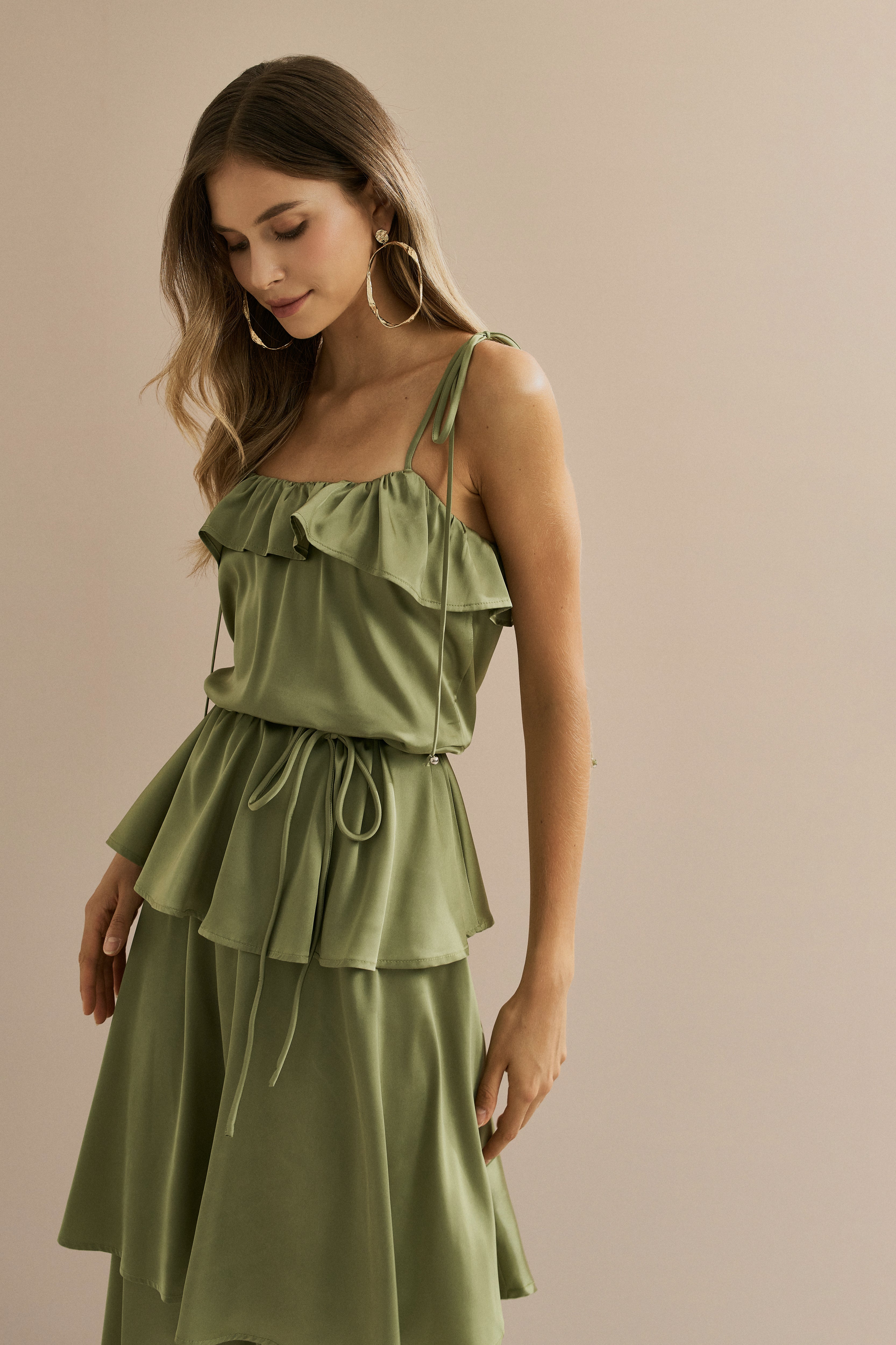 Vestido Long Midi em Cetim com Alças Finas, Babado no Decote e Camadas Sobrepostas - Santiago Verde Oliva Claro