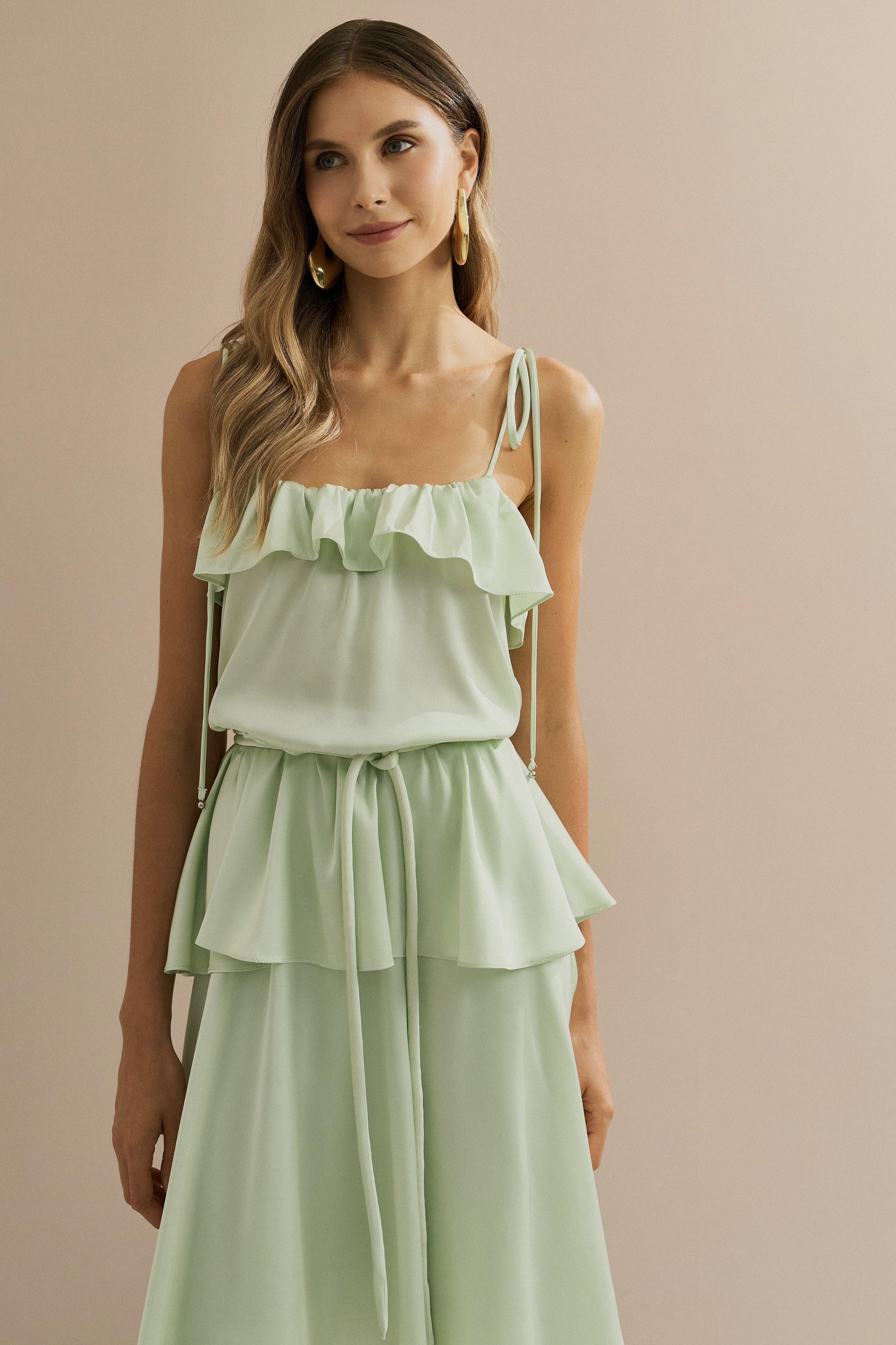 Vestido Long Midi em Cetim com Alças Finas, Babado no Decote e Camadas Sobrepostas - Santiago Verde Menta