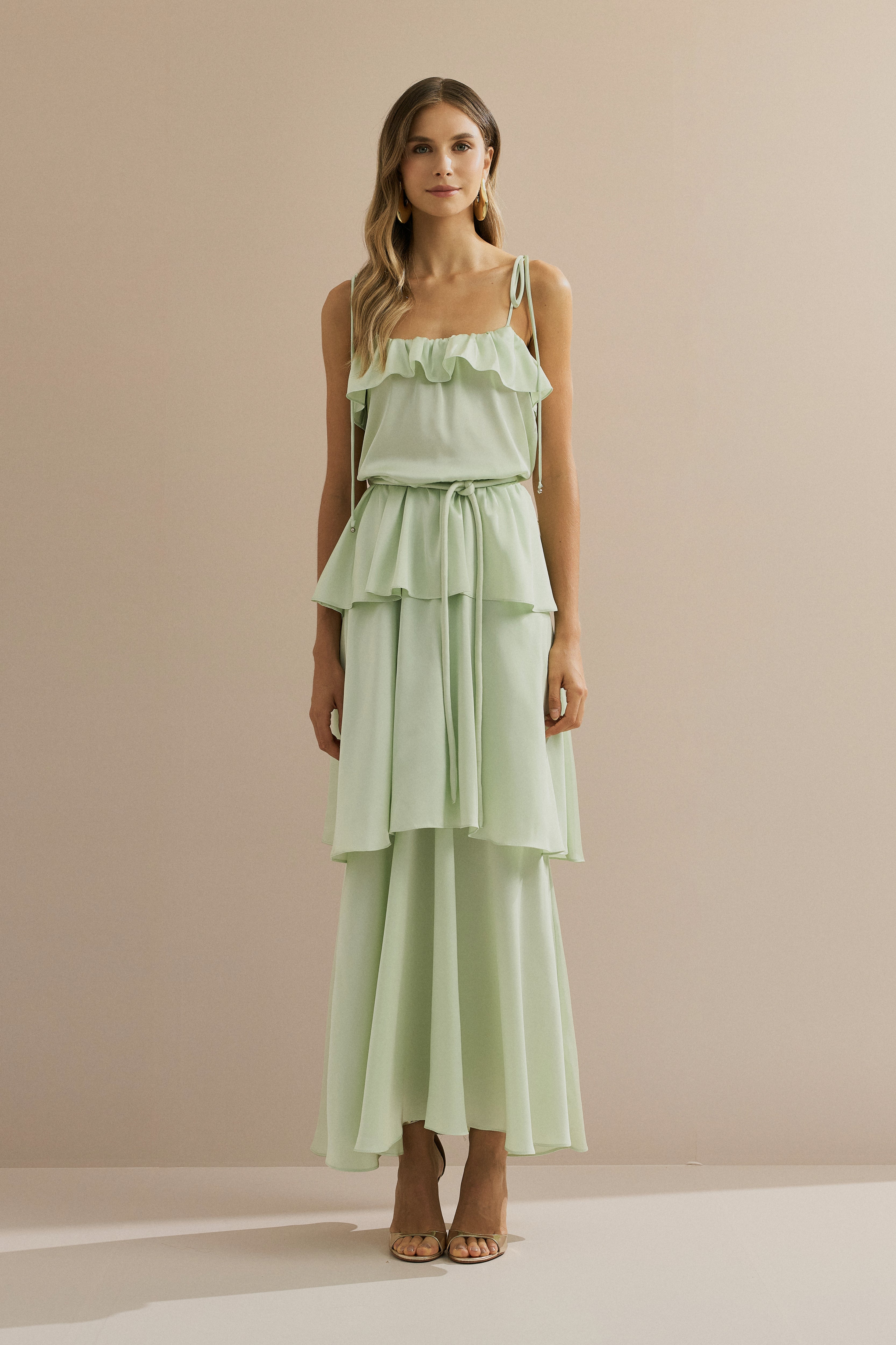 Vestido Long Midi em Cetim com Alças Finas, Babado no Decote e Camadas Sobrepostas - Santiago Verde Menta