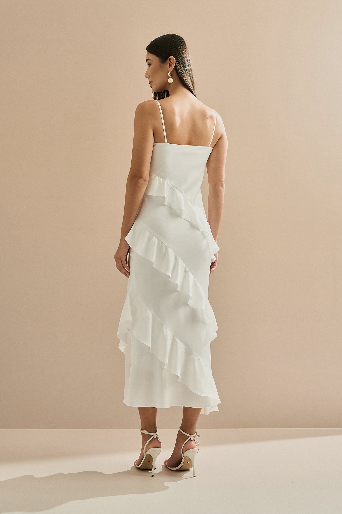 Vestido Midi em Cetim com Decote Degagê, Alças Finas e Babados Assimétricos - Isla Off White