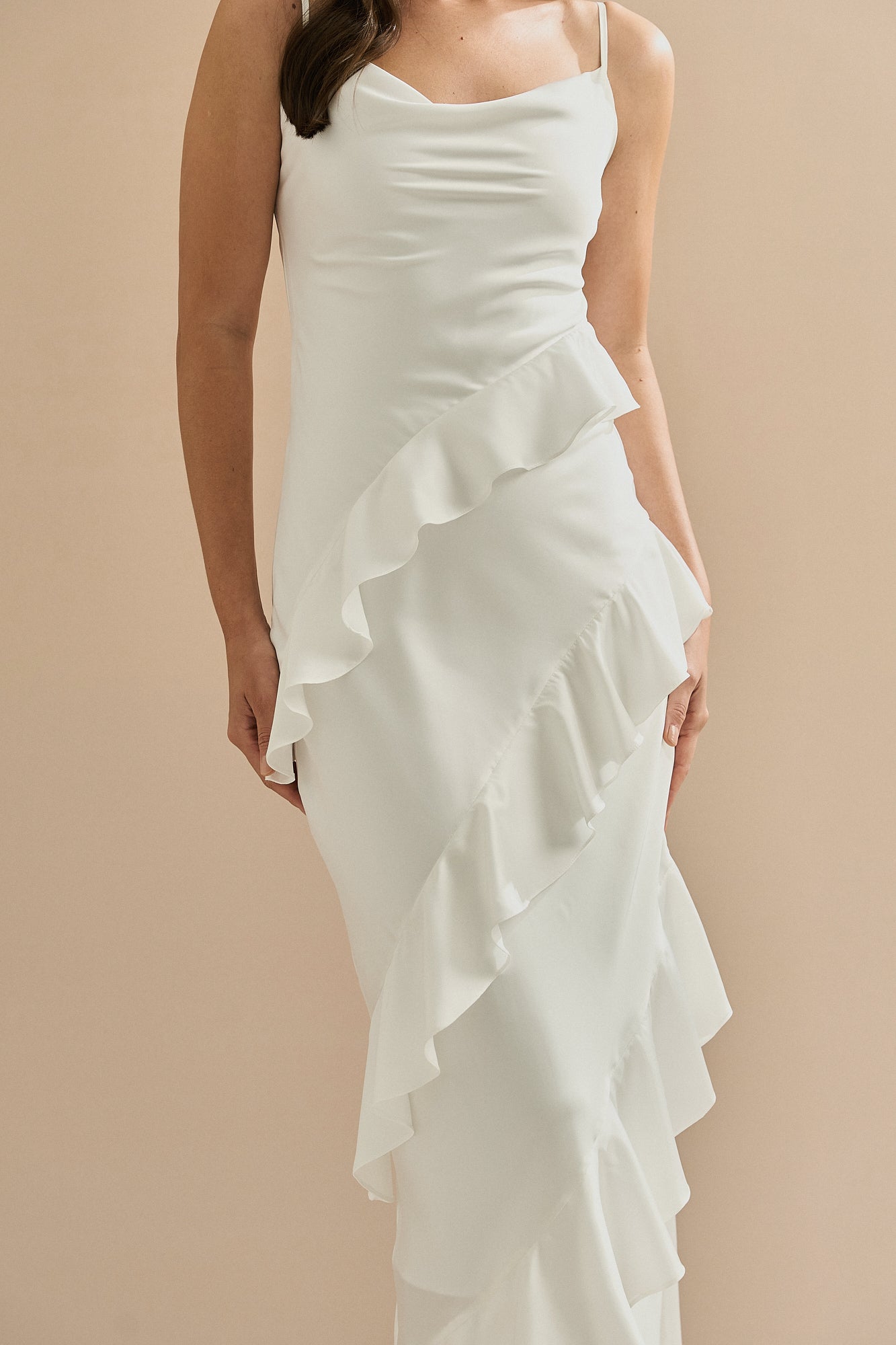 Vestido Midi em Cetim com Decote Degagê, Alças Finas e Babados Assimétricos - Isla Off White