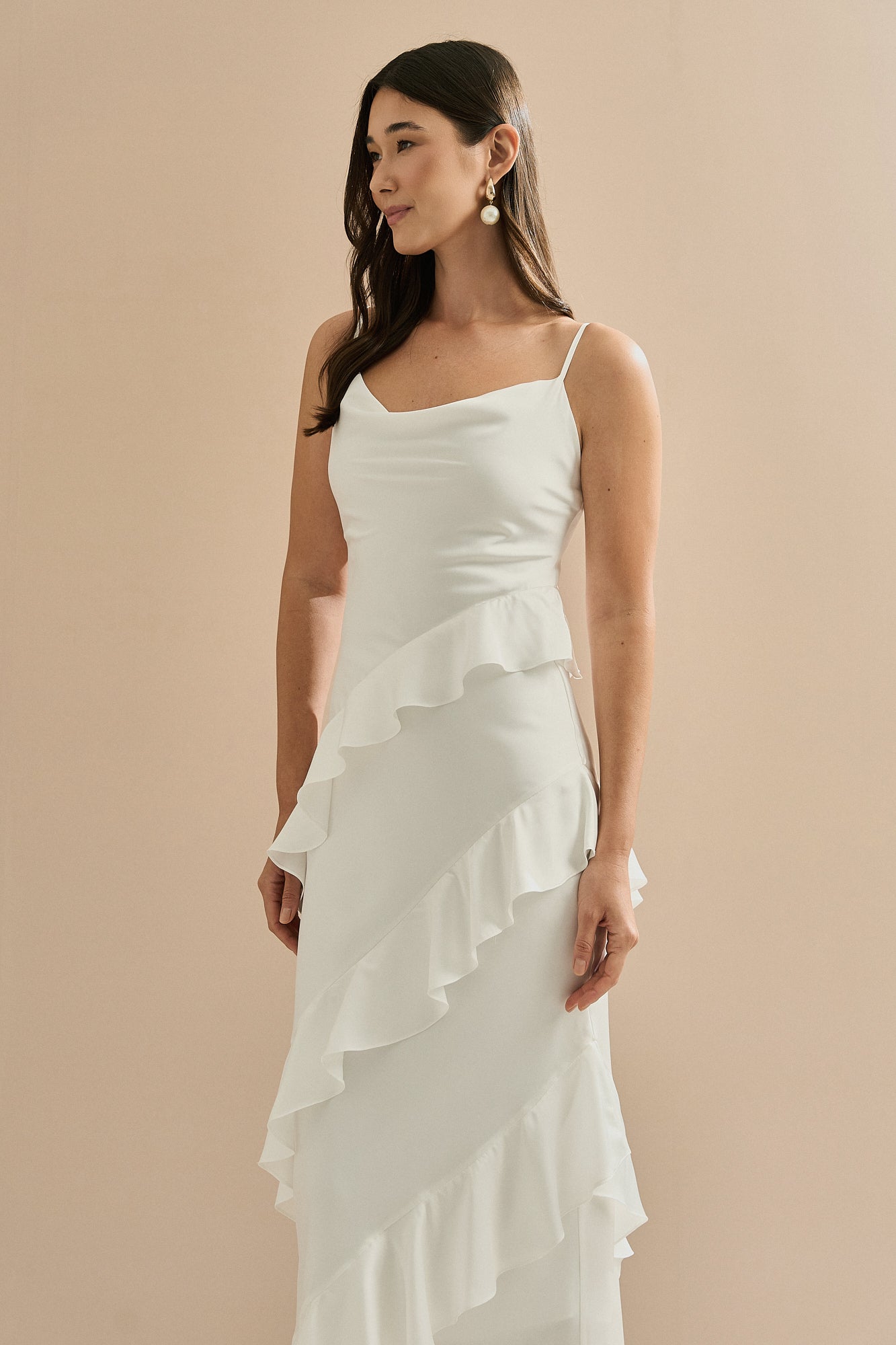 Vestido Midi em Cetim com Decote Degagê, Alças Finas e Babados Assimétricos - Isla Off White
