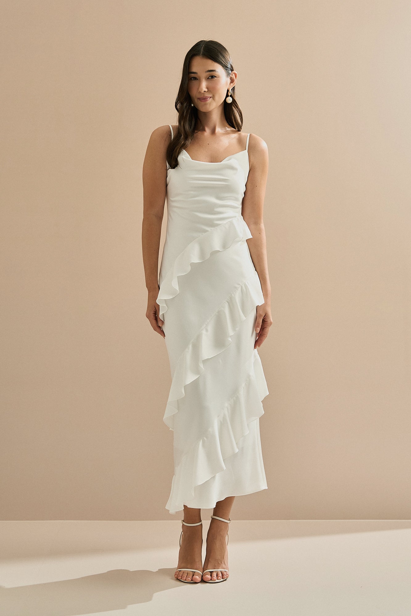 Vestido Midi em Cetim com Decote Degagê, Alças Finas e Babados Assimétricos - Isla Off White