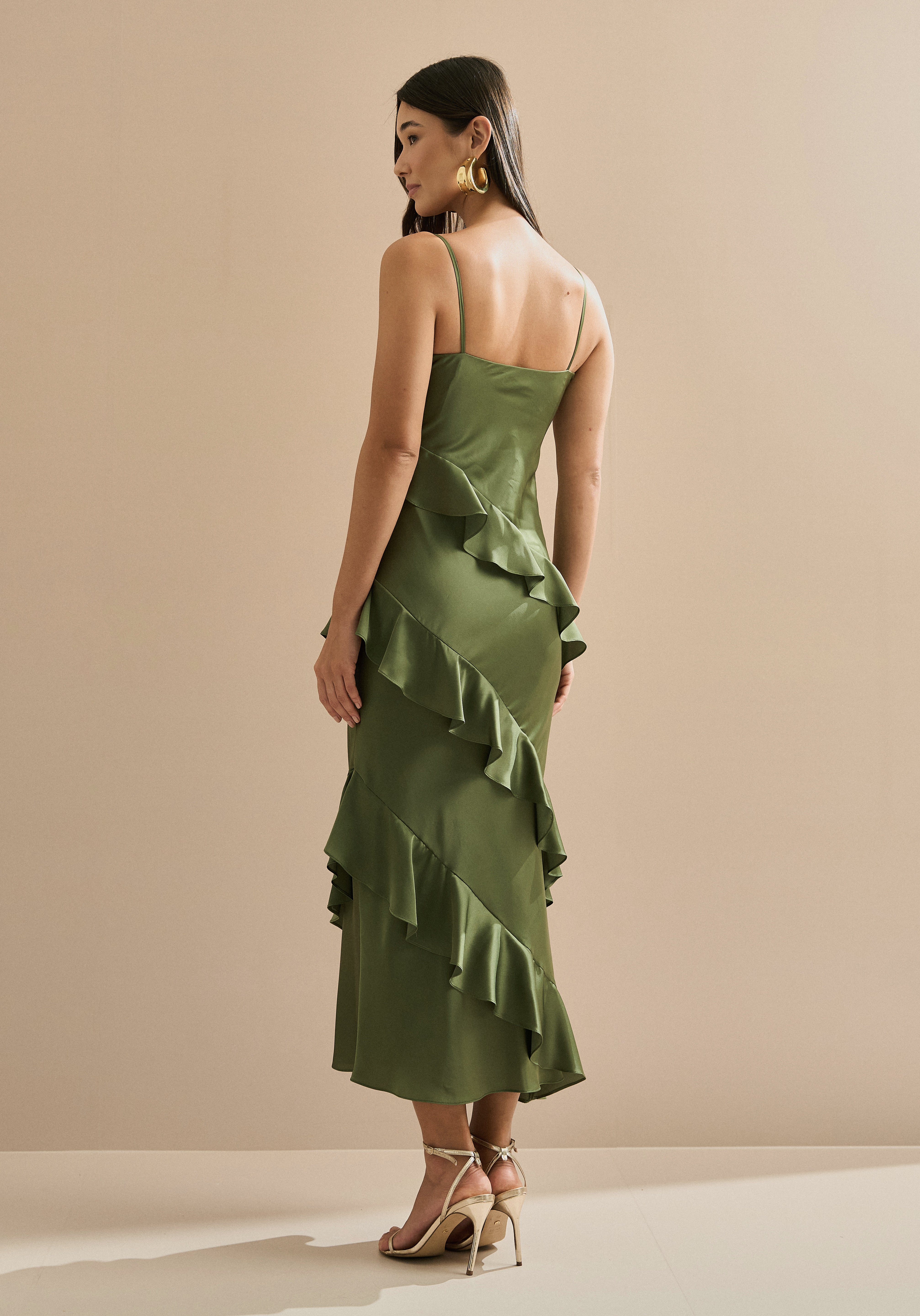 Vestido Midi em Cetim com Decote Degagê, Alças Finas e Babados Assimétricos - Isla Verde Oliva