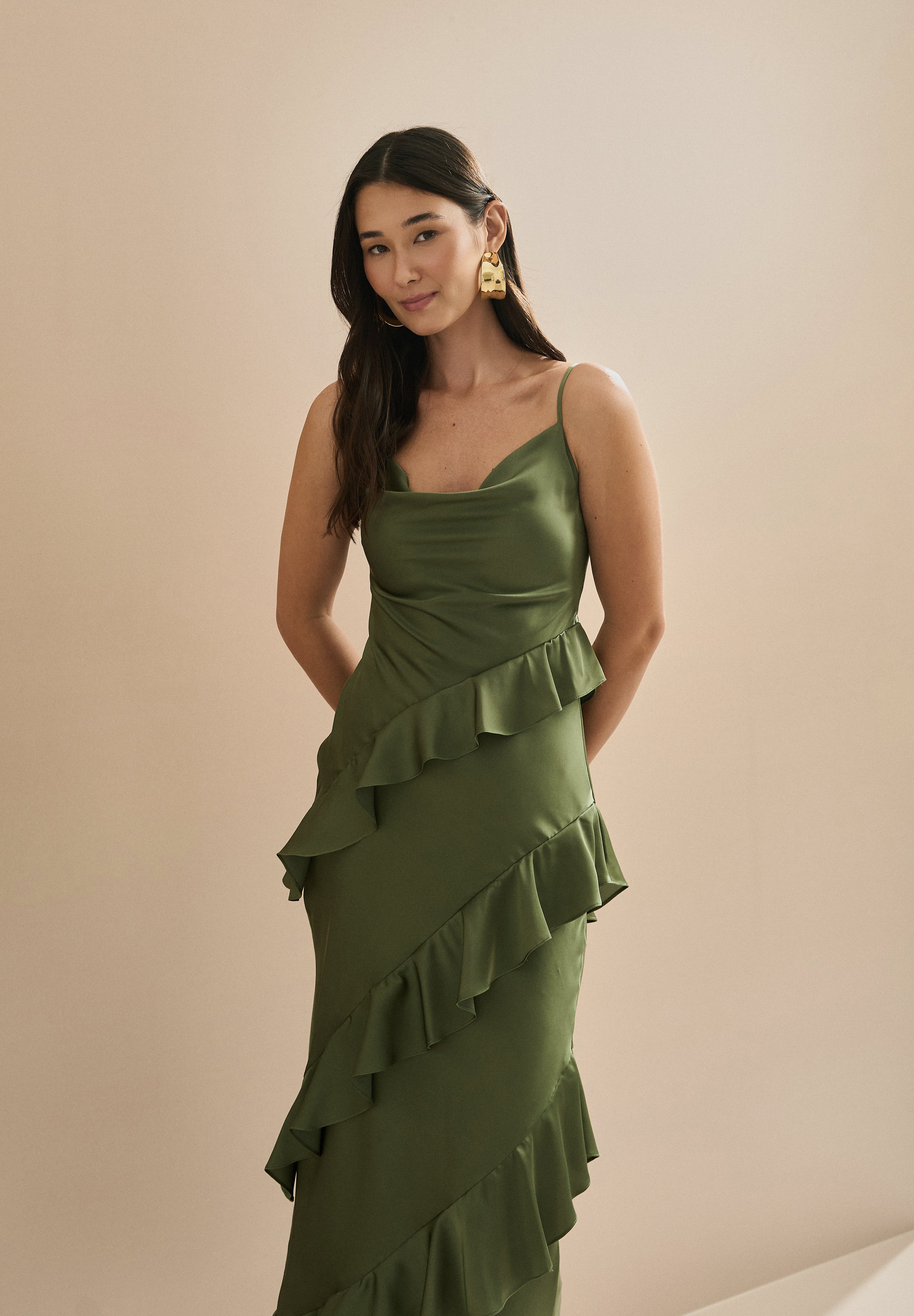Vestido_Midi_em_Cetim_com_Decote_Degage_Alcas_Finas_e_Babados_Assimetricos_Isla_Verde_Oliva2_d2dea820-a084-4538-9076-b39369fd5eb5.jpg