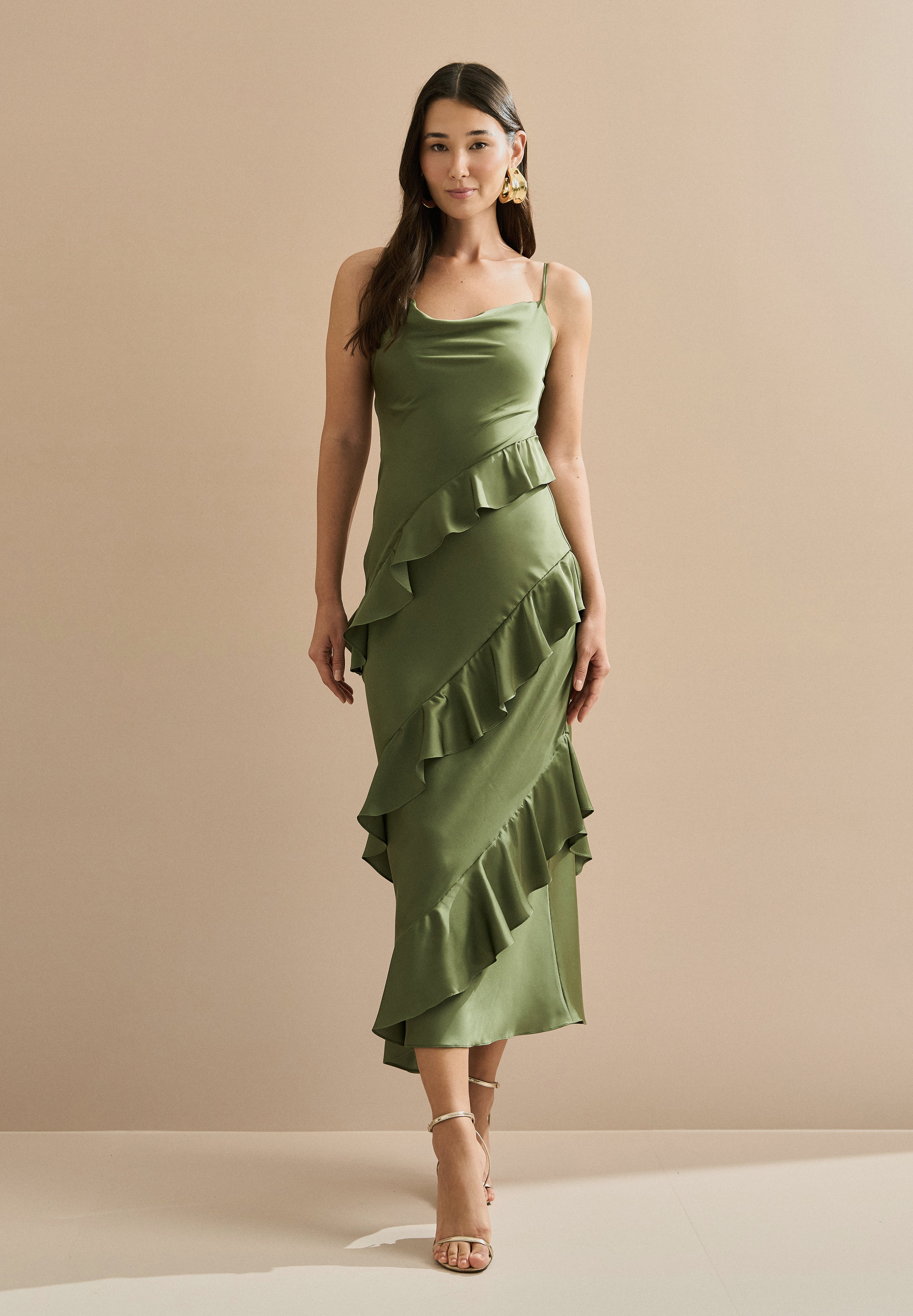 Vestido Midi em Cetim com Decote Degagê, Alças Finas e Babados Assimétricos - Isla Verde Oliva