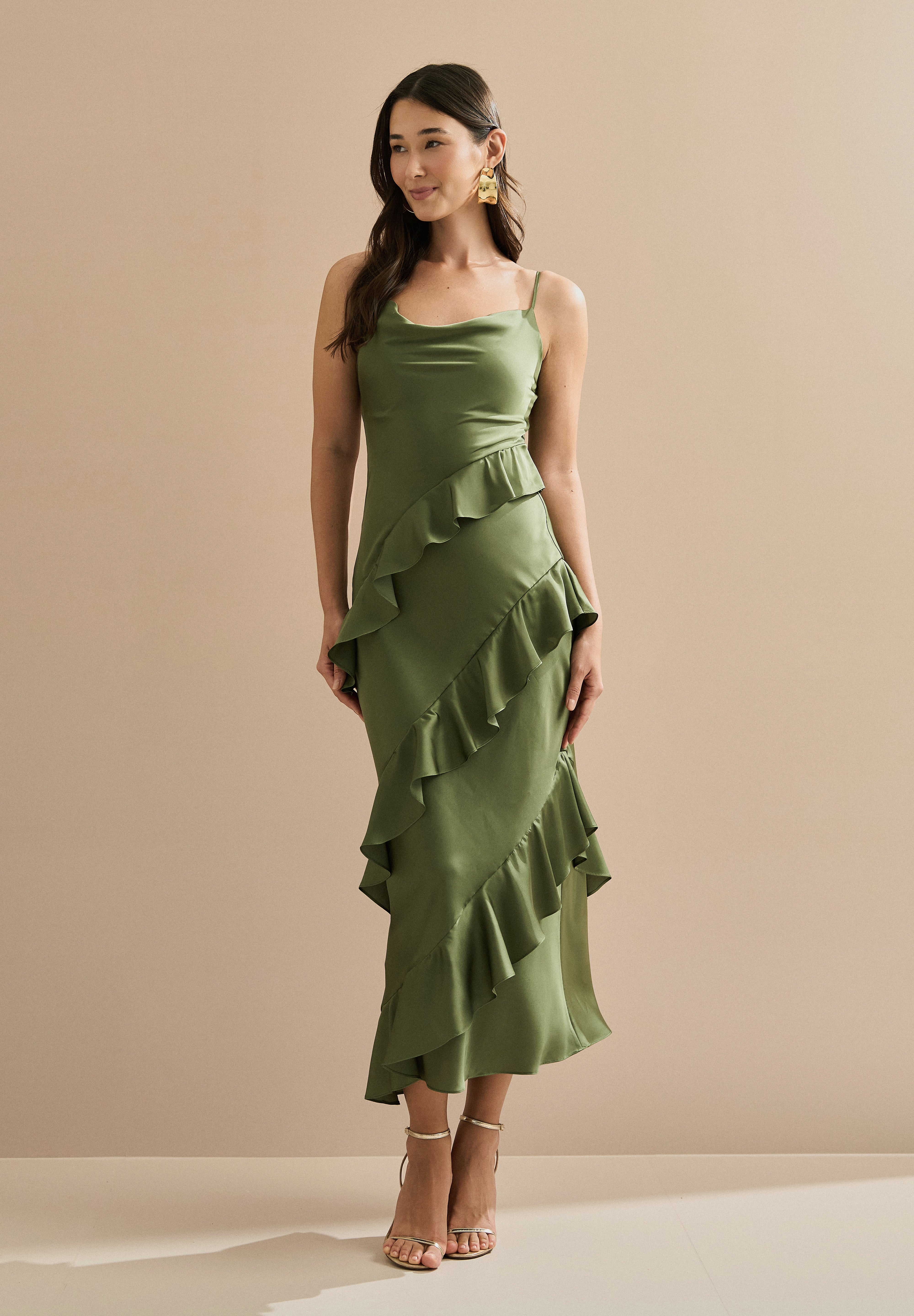 Vestido_Midi_em_Cetim_com_Decote_Degage_Alcas_Finas_e_Babados_Assimetricos_Isla_Verde_Oliva4_c9c41614-575f-4f10-b886-4f86b9666561.jpg