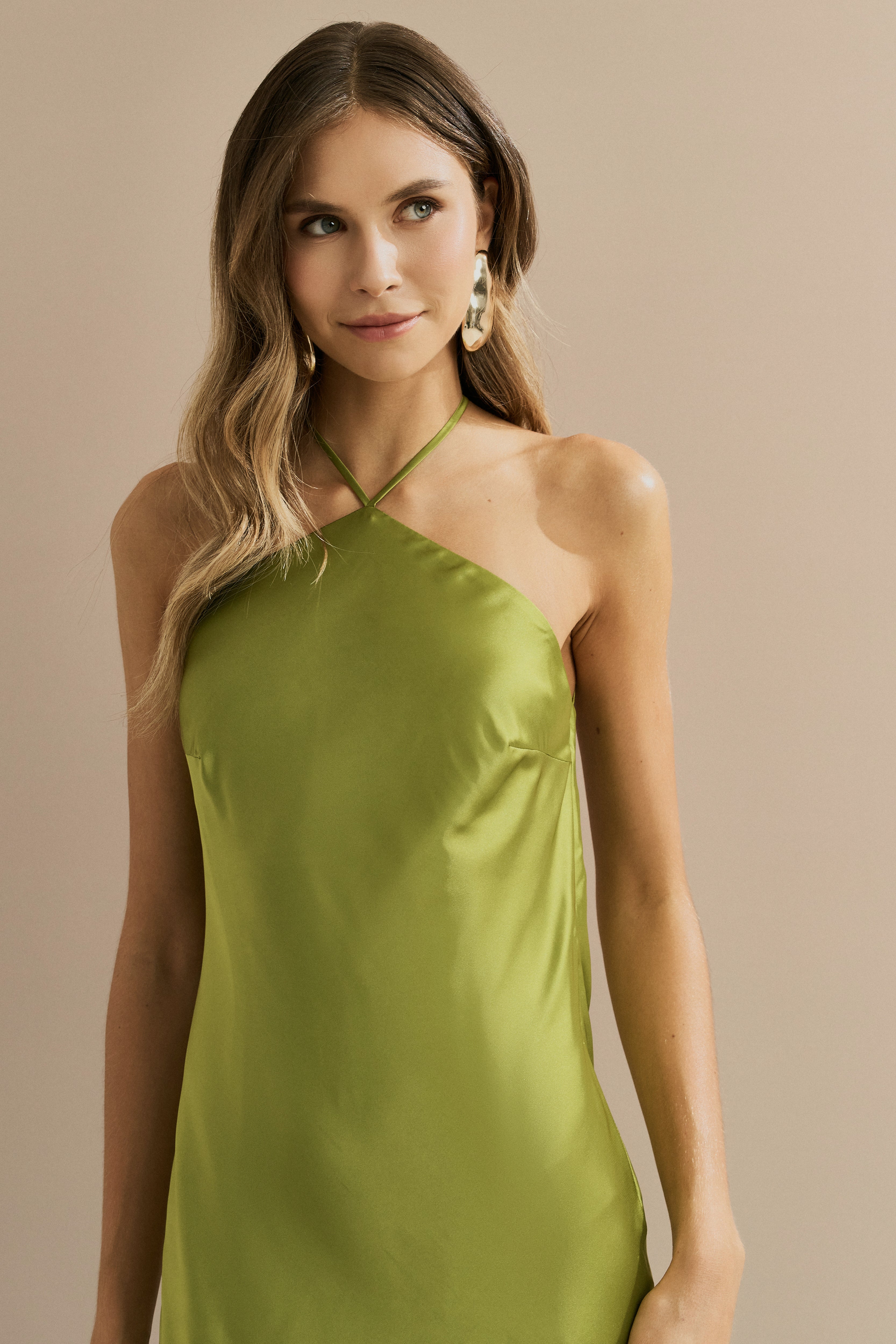 Vestido_Midi_em_Cetim_com_Decote_Triangular_e_Amarracao_nas_Costas_Capri_Verde_Claro3.jpg