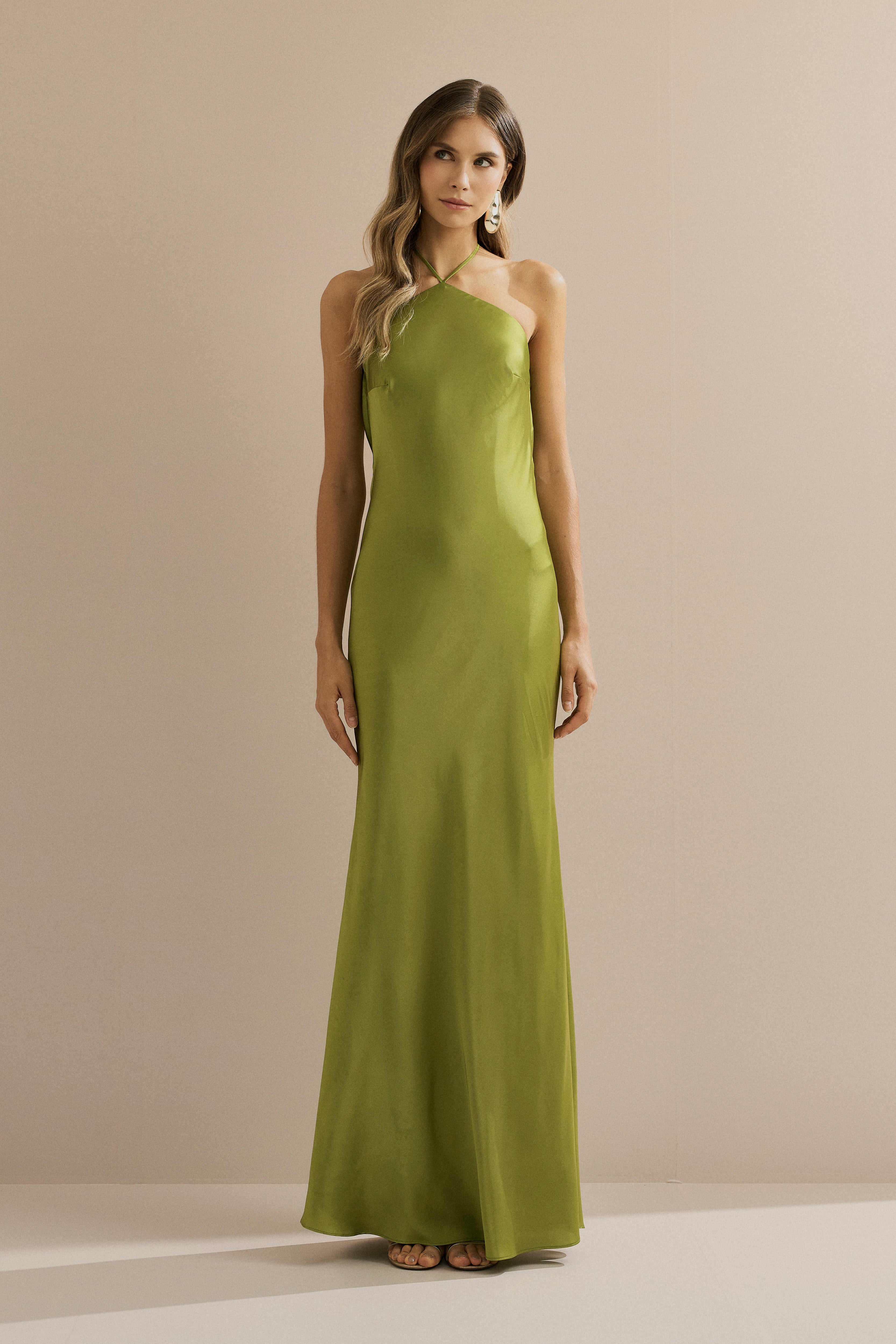 Vestido_Midi_em_Cetim_com_Decote_Triangular_e_Amarracao_nas_Costas_Capri_Verde_Claro5.jpg