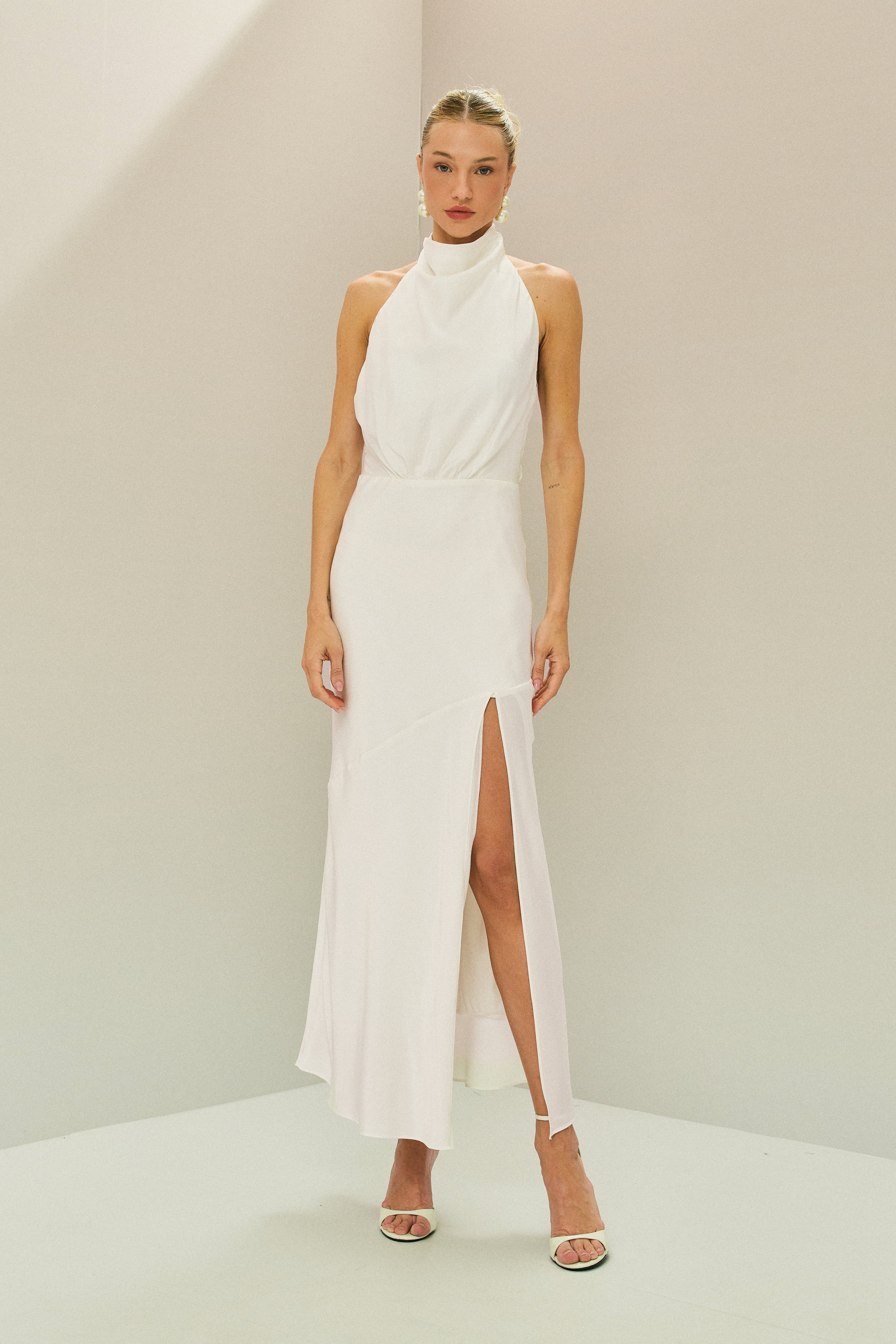 Vestido_Midi_em_Cetim_com_Gola_Degage_e_Fenda_Frontal_Estela_Off_white1.jpg