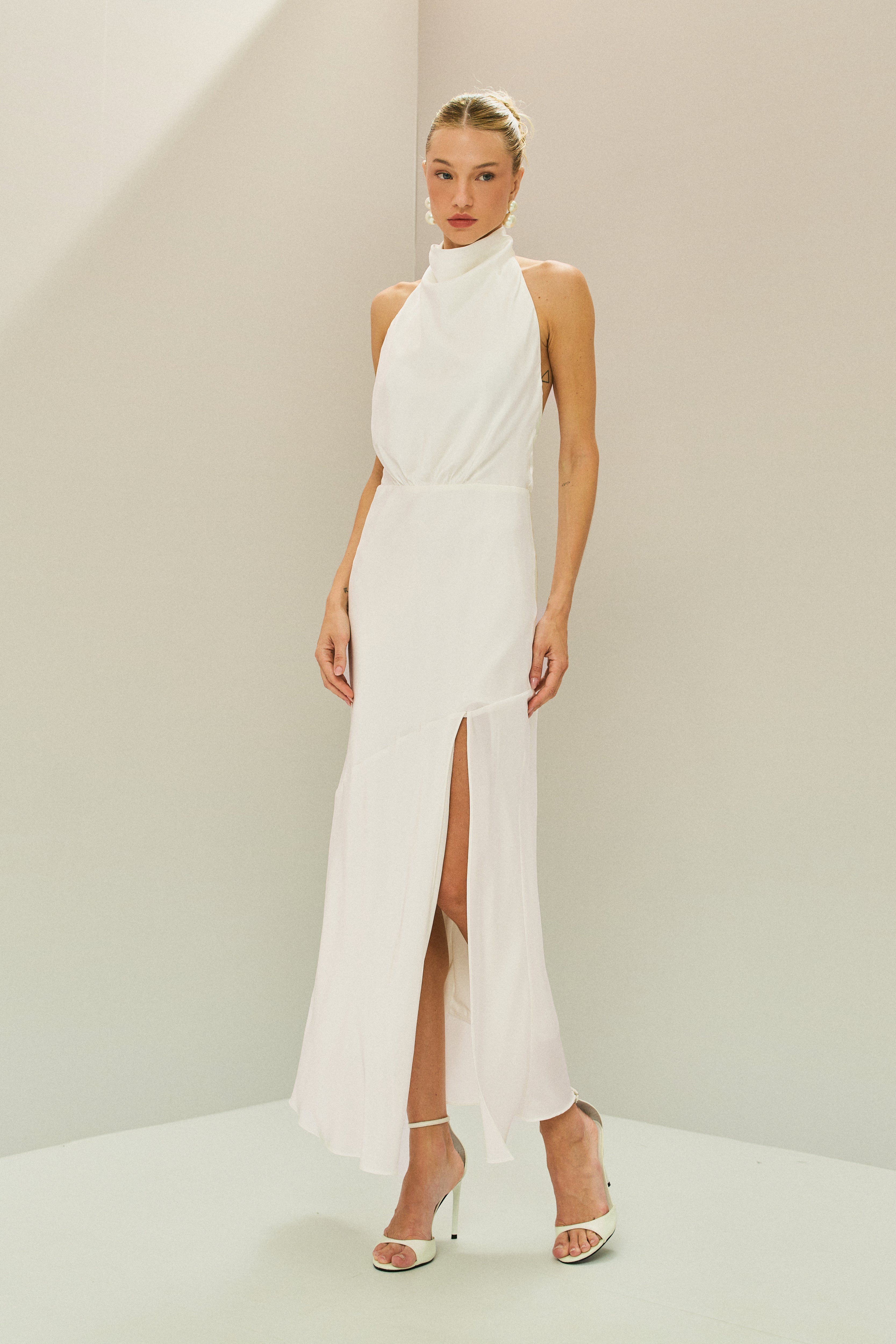 Vestido Midi em Cetim com Gola Degagê e Fenda Frontal - Estela Off White