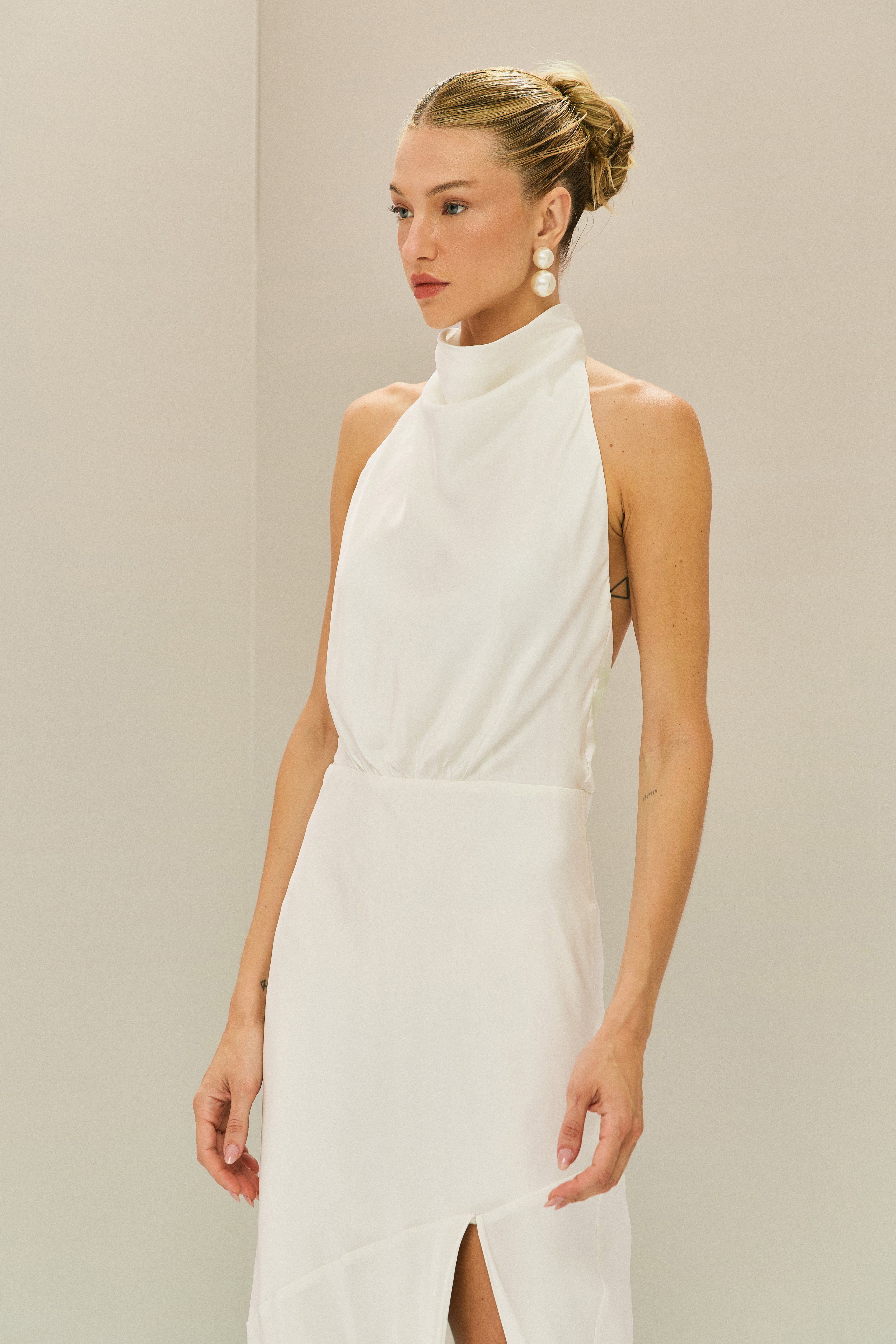 Vestido Midi em Cetim com Gola Degagê e Fenda Frontal - Estela Off White