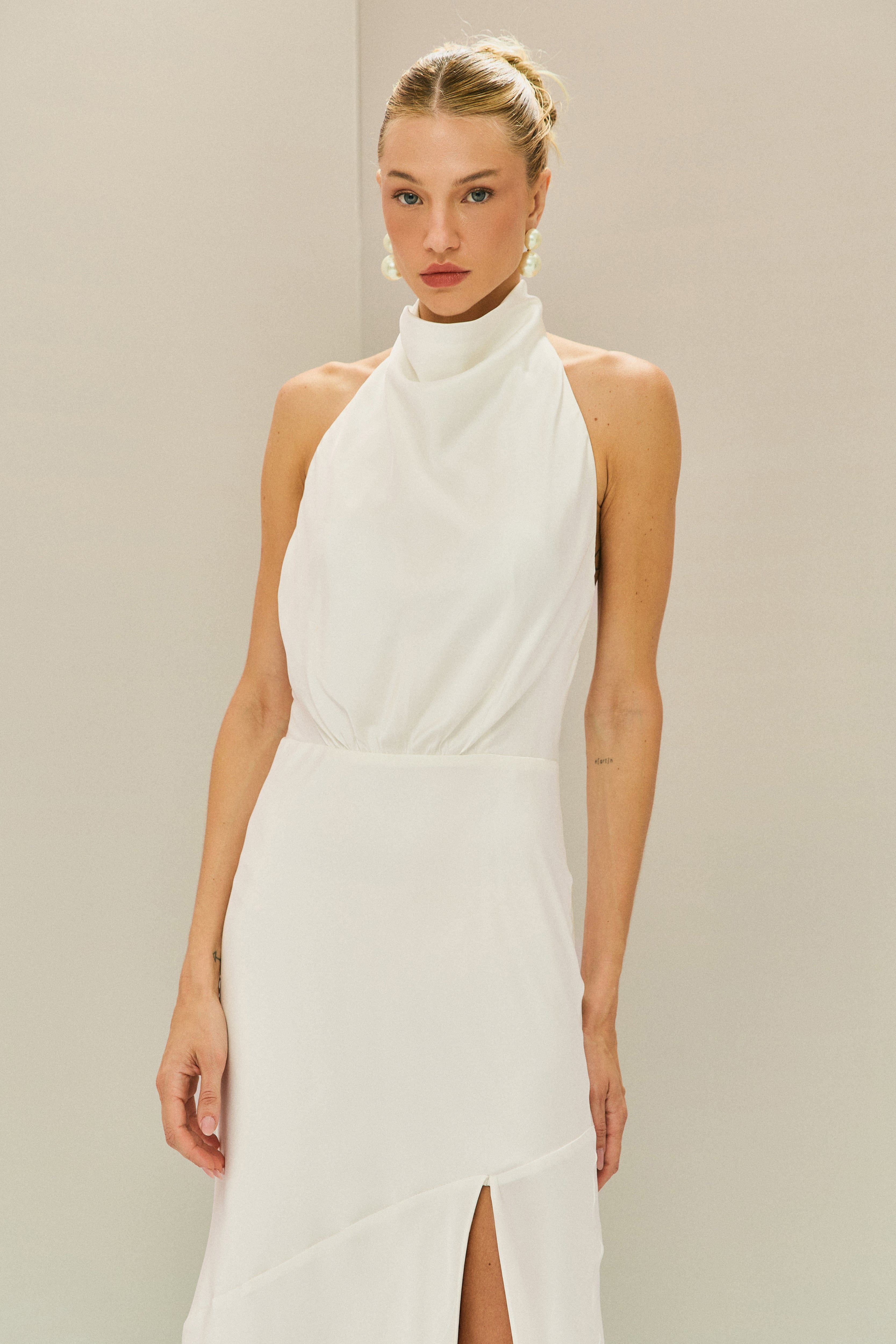 Vestido Midi em Cetim com Gola Degagê e Fenda Frontal - Estela Off White