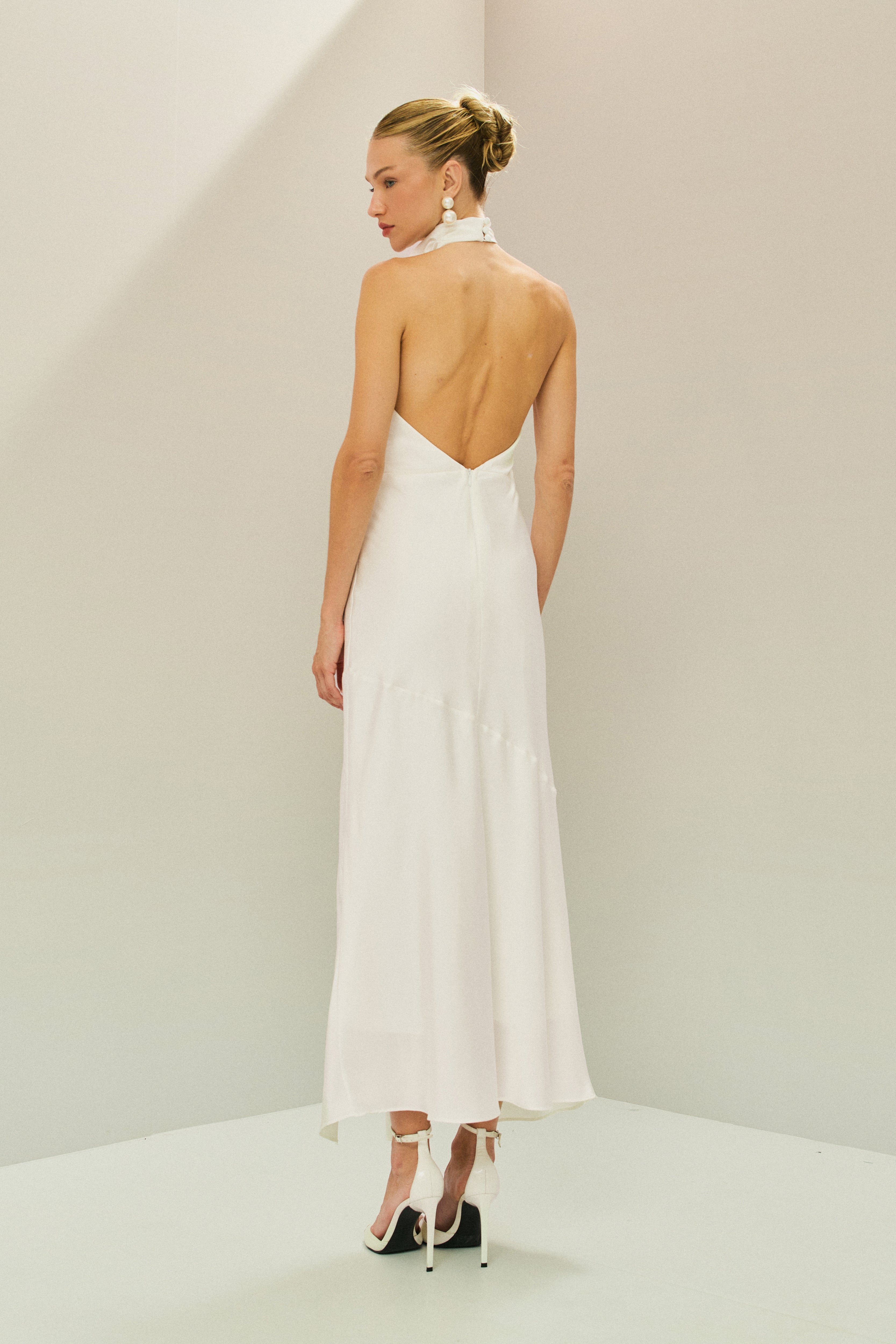 Vestido Midi em Cetim com Gola Degagê e Fenda Frontal - Estela Off White