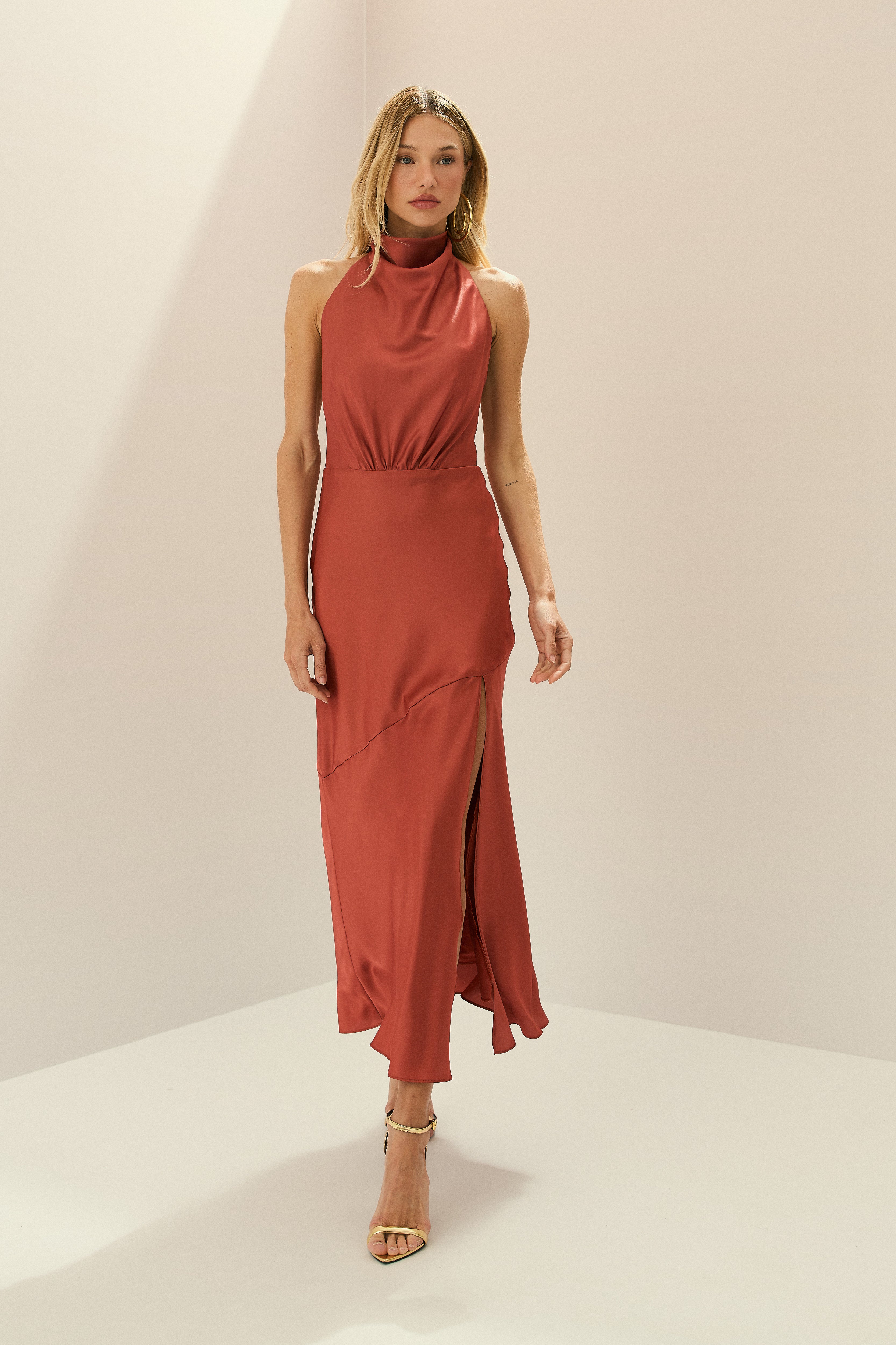 Vestido Midi em Cetim com Gola Degagê e Fenda Frontal - Estela Terracota