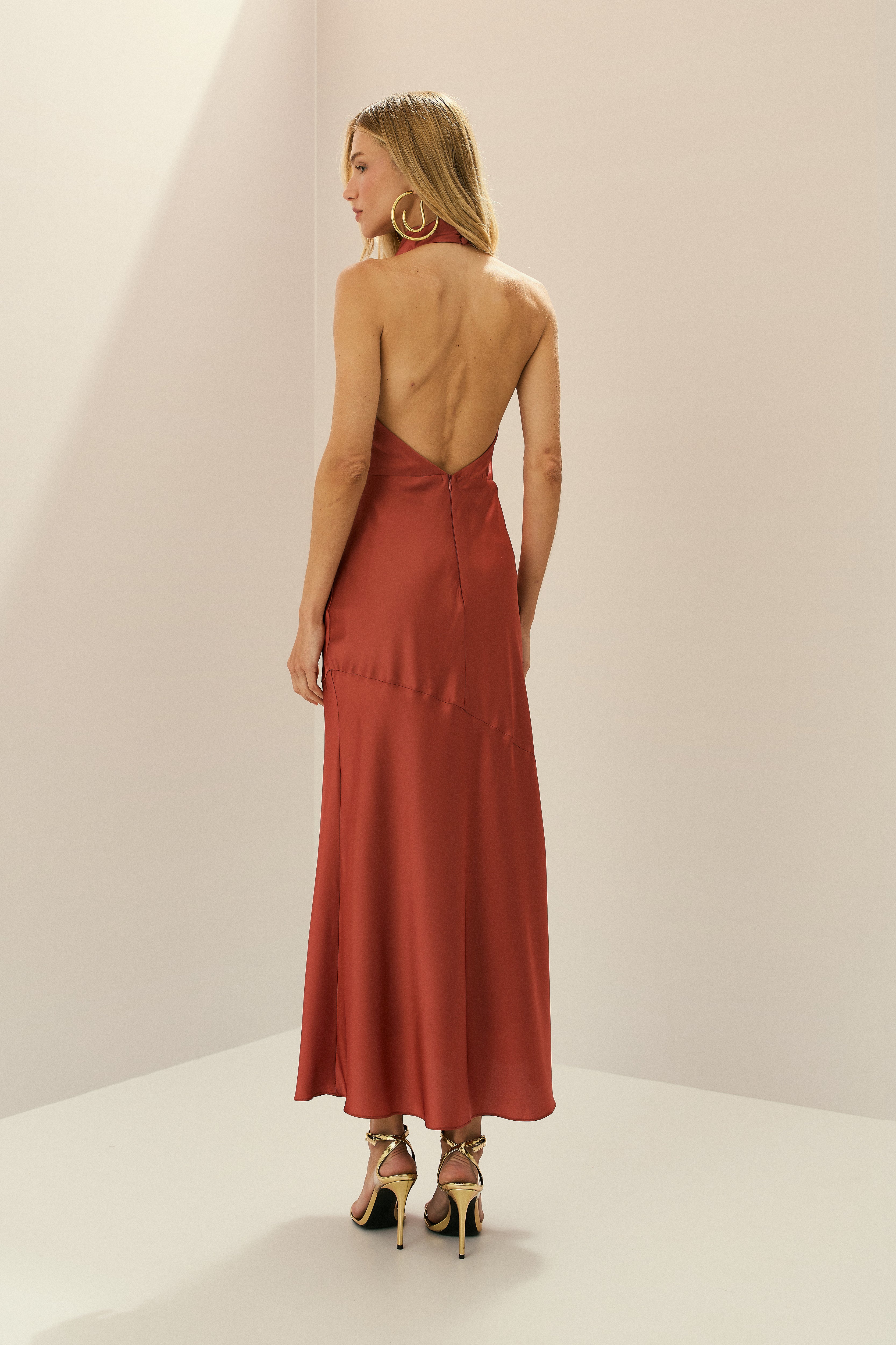 Vestido Midi em Cetim com Gola Degagê e Fenda Frontal - Estela Terracota