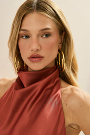 Vestido Midi em Cetim com Gola Degagê e Fenda Frontal - Estela Terracota