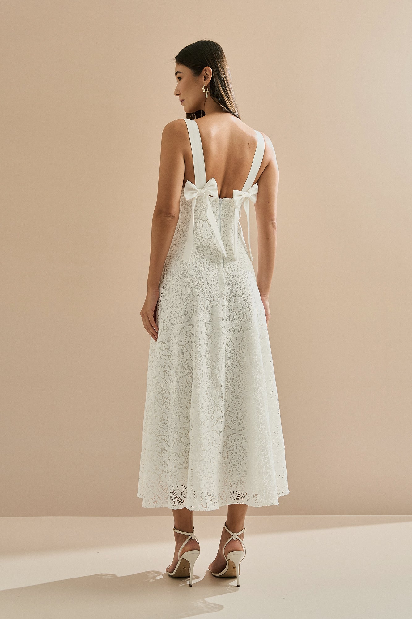 Vestido Midi em Renda Guipir com Decote V, Alças em Cetim e Laço nas Costas - Maia Off White