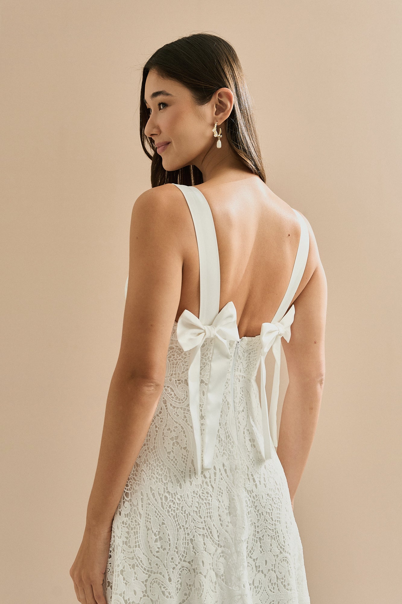 Vestido Midi em Renda Guipir com Decote V, Alças em Cetim e Laço nas Costas - Maia Off White