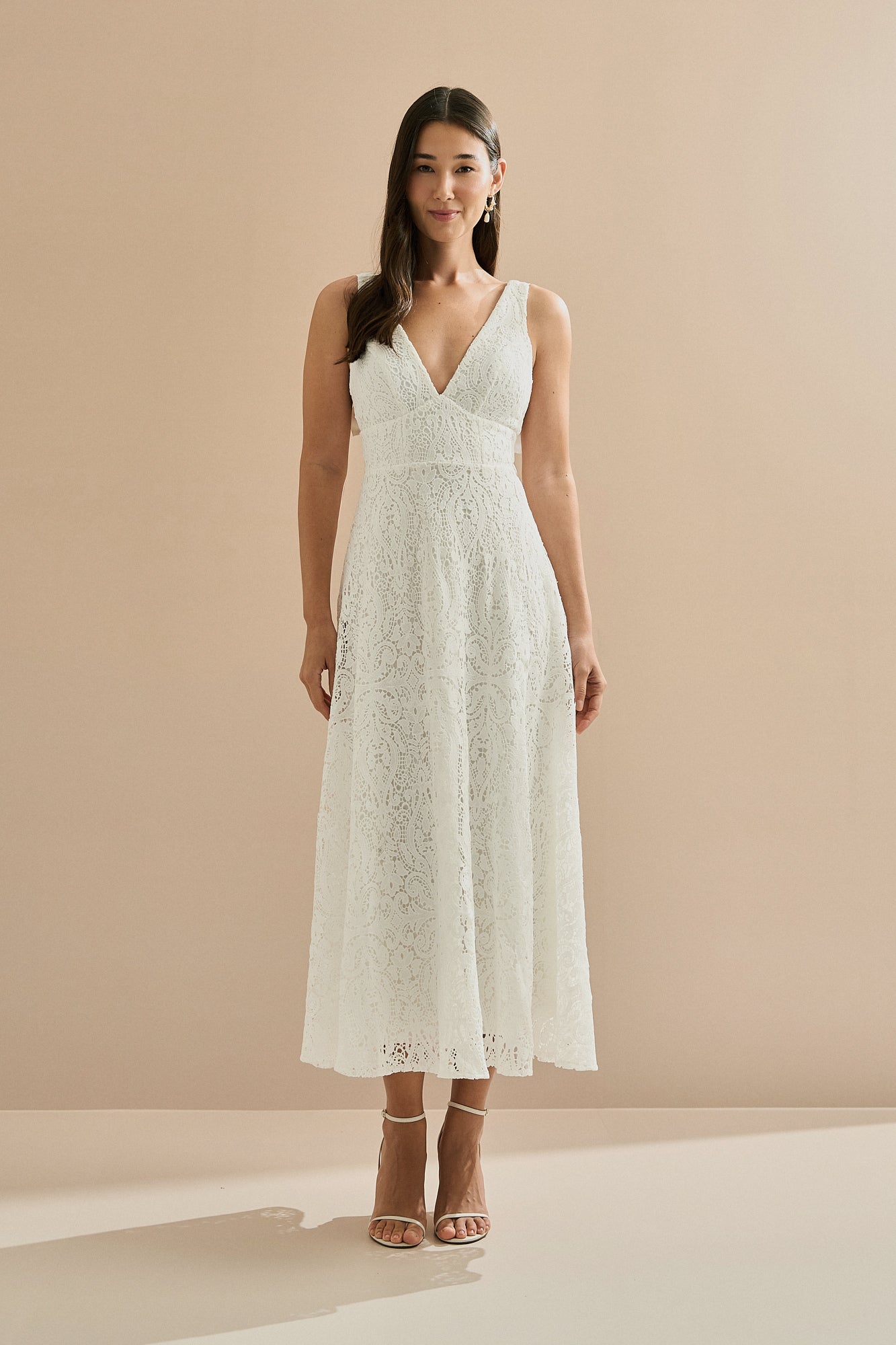 Vestido Midi em Renda Guipir com Decote V, Alças em Cetim e Laço nas Costas - Maia Off White