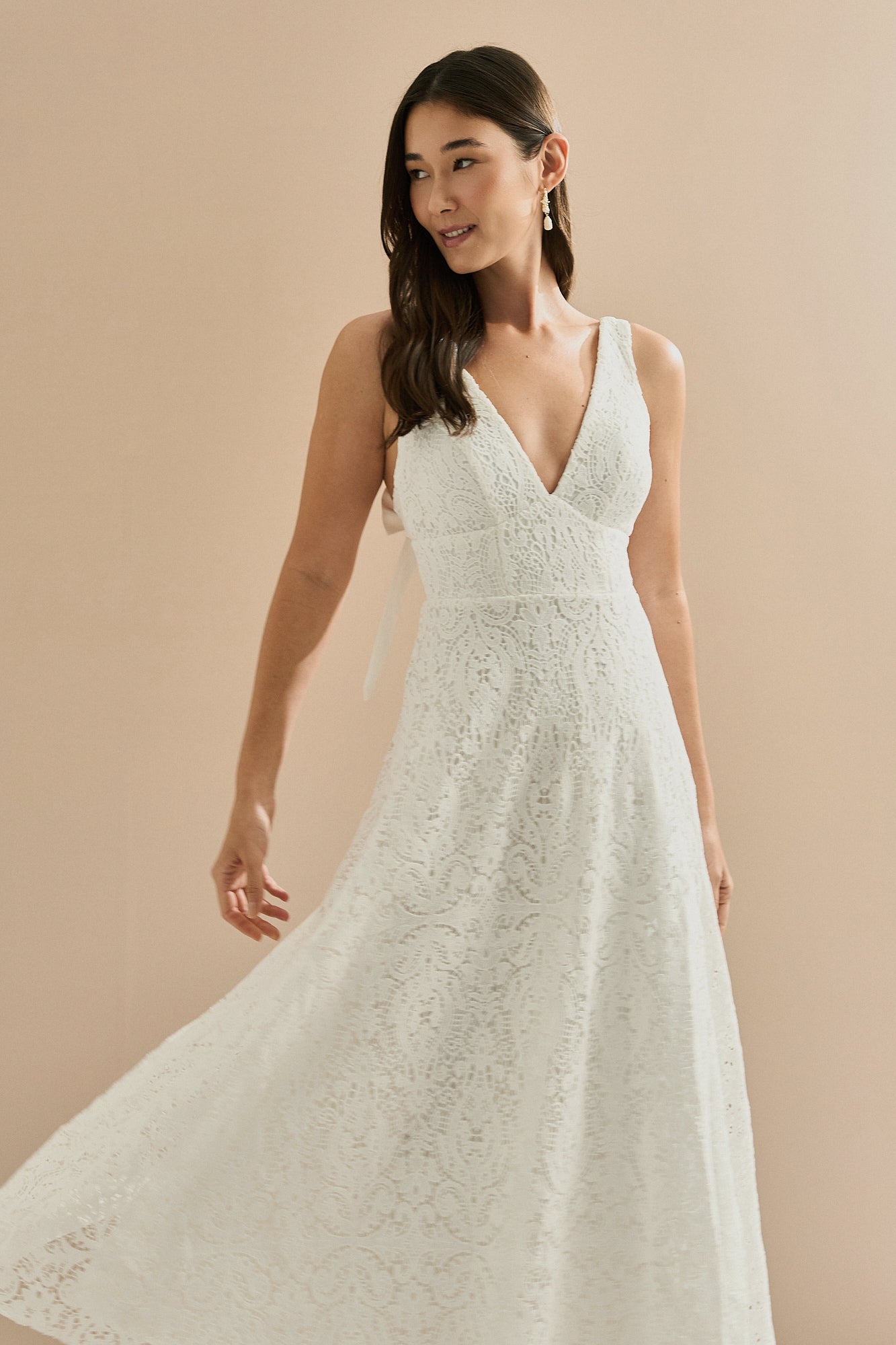 Vestido Midi em Renda Guipir com Decote V, Alças em Cetim e Laço nas Costas - Maia Off White