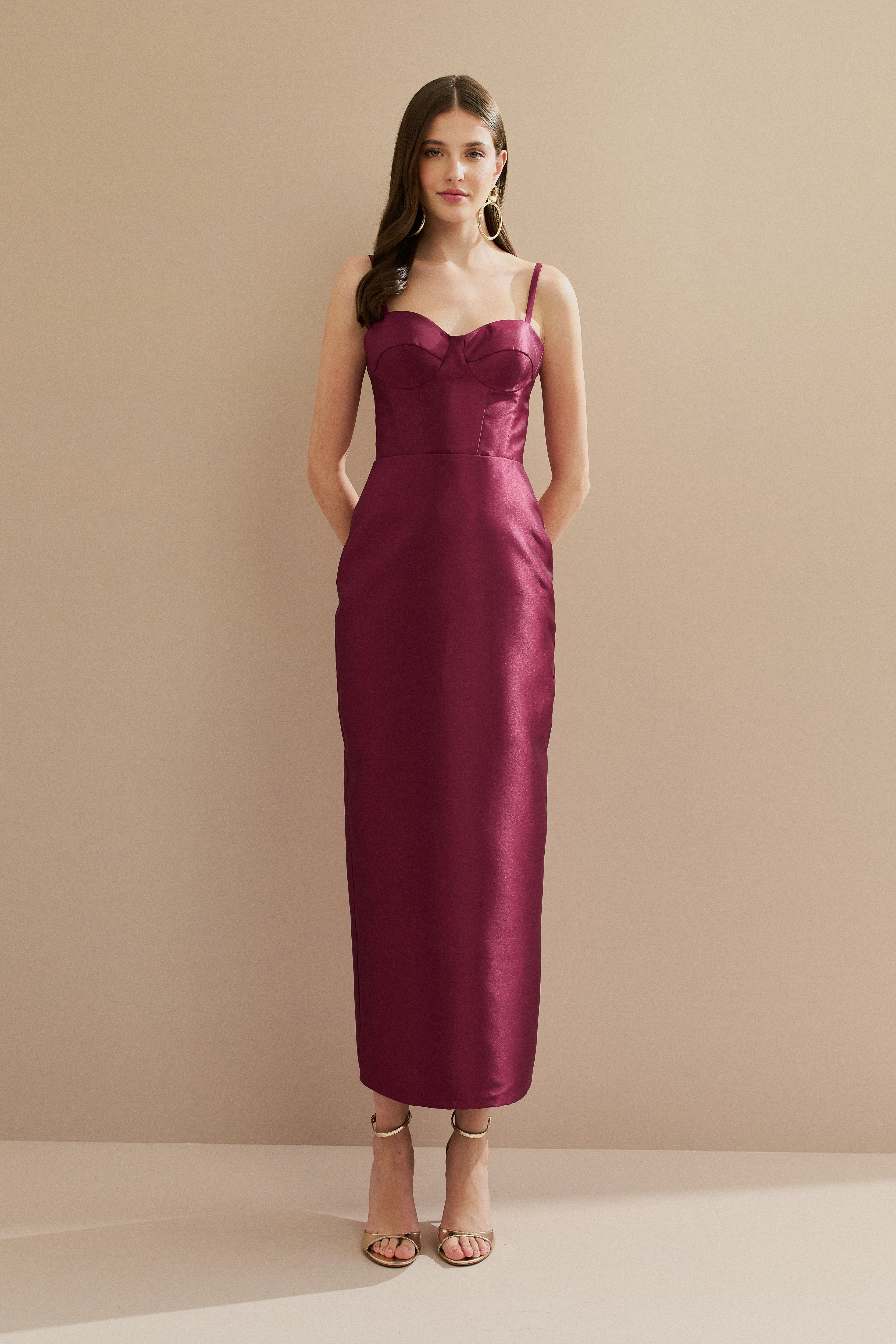 Vestido Midi em Zibeline com Busto Demarcado e Estruturado, Alças Finas e Fenda Traseira - Carmel Fúcsia