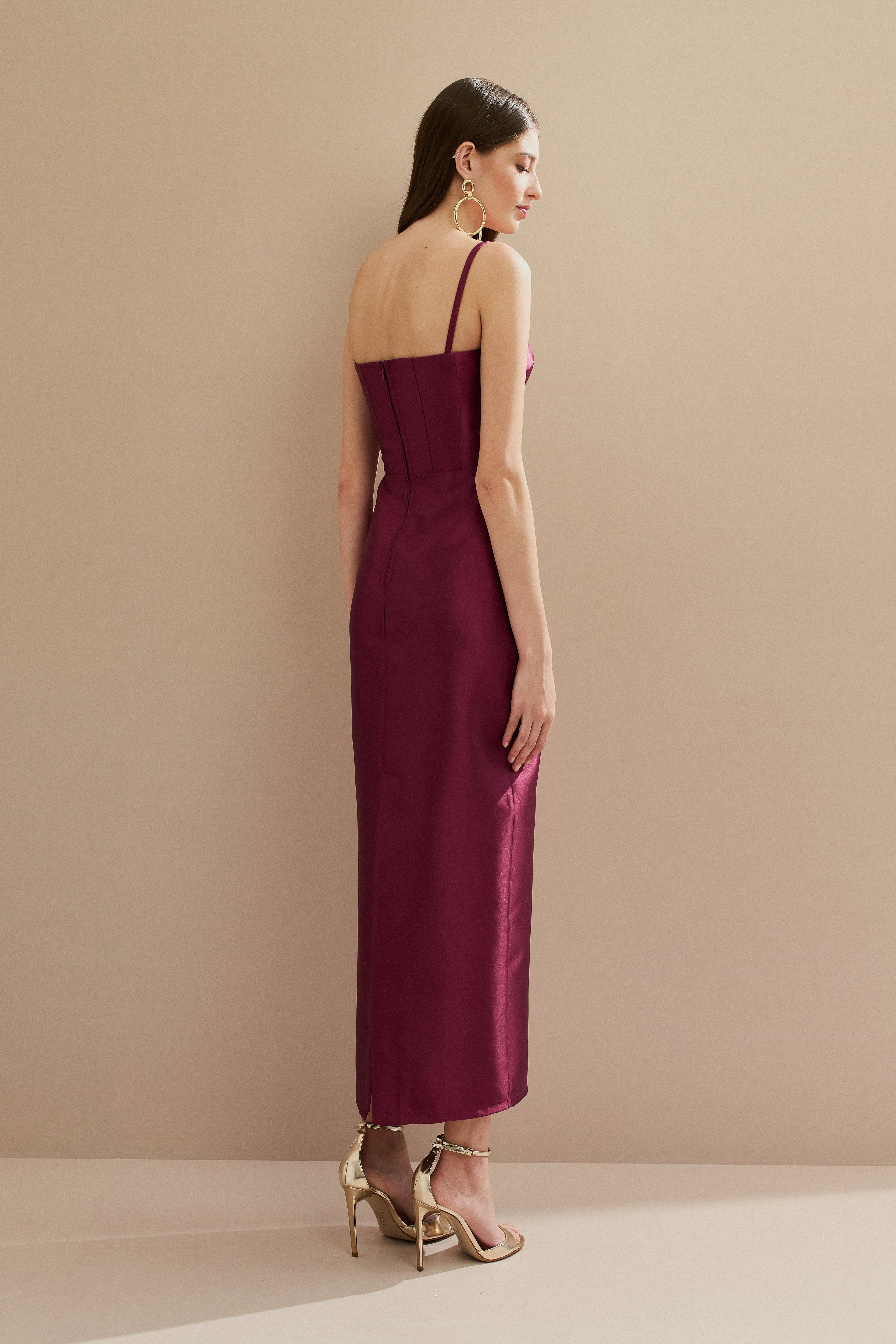 Vestido Midi em Zibeline com Busto Demarcado e Estruturado, Alças Finas e Fenda Traseira - Carmel Fúcsia