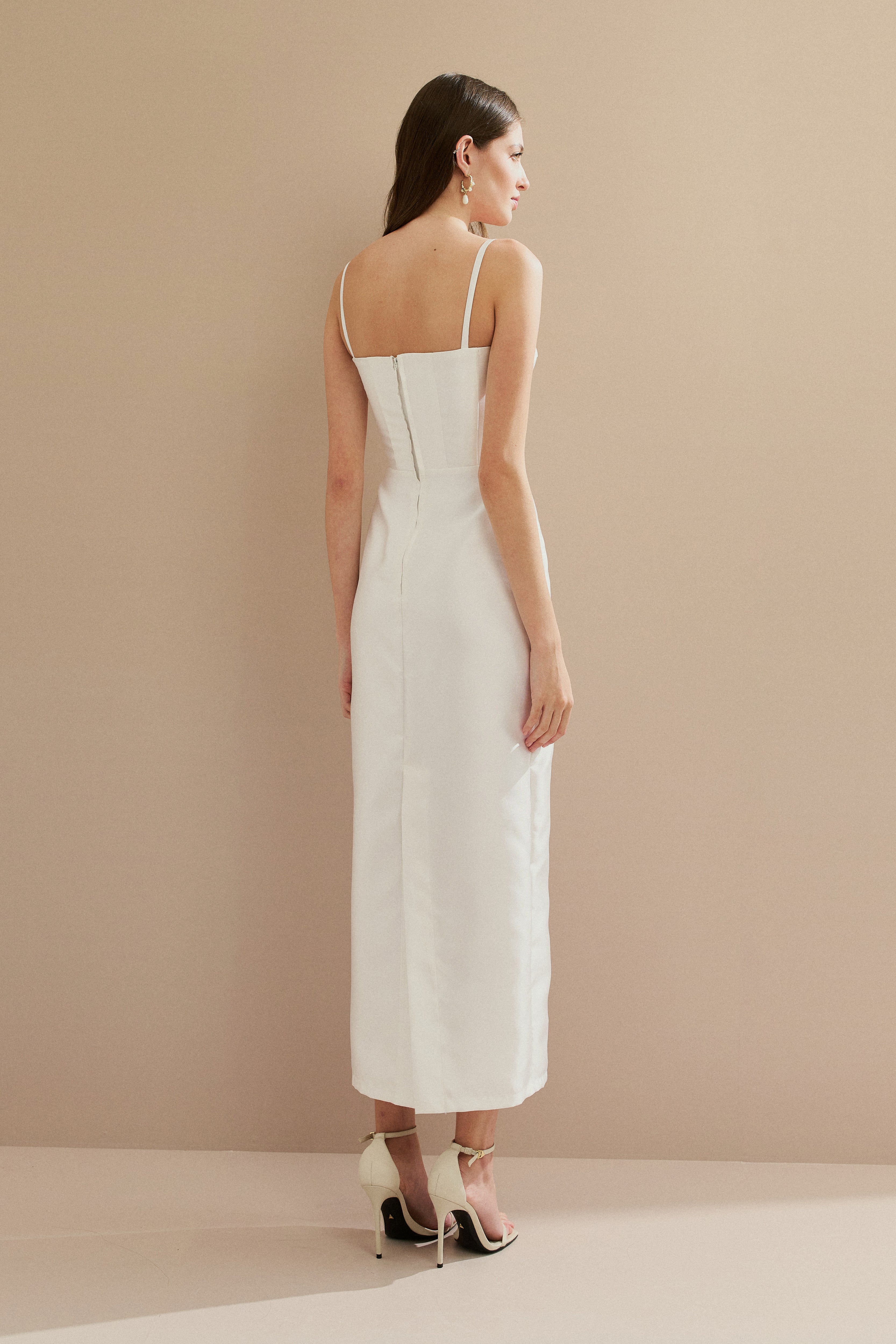 Vestido Midi em Zibeline com Busto Demarcado e Estruturado, Alças Finas e Fenda Traseira - Carmel Off White