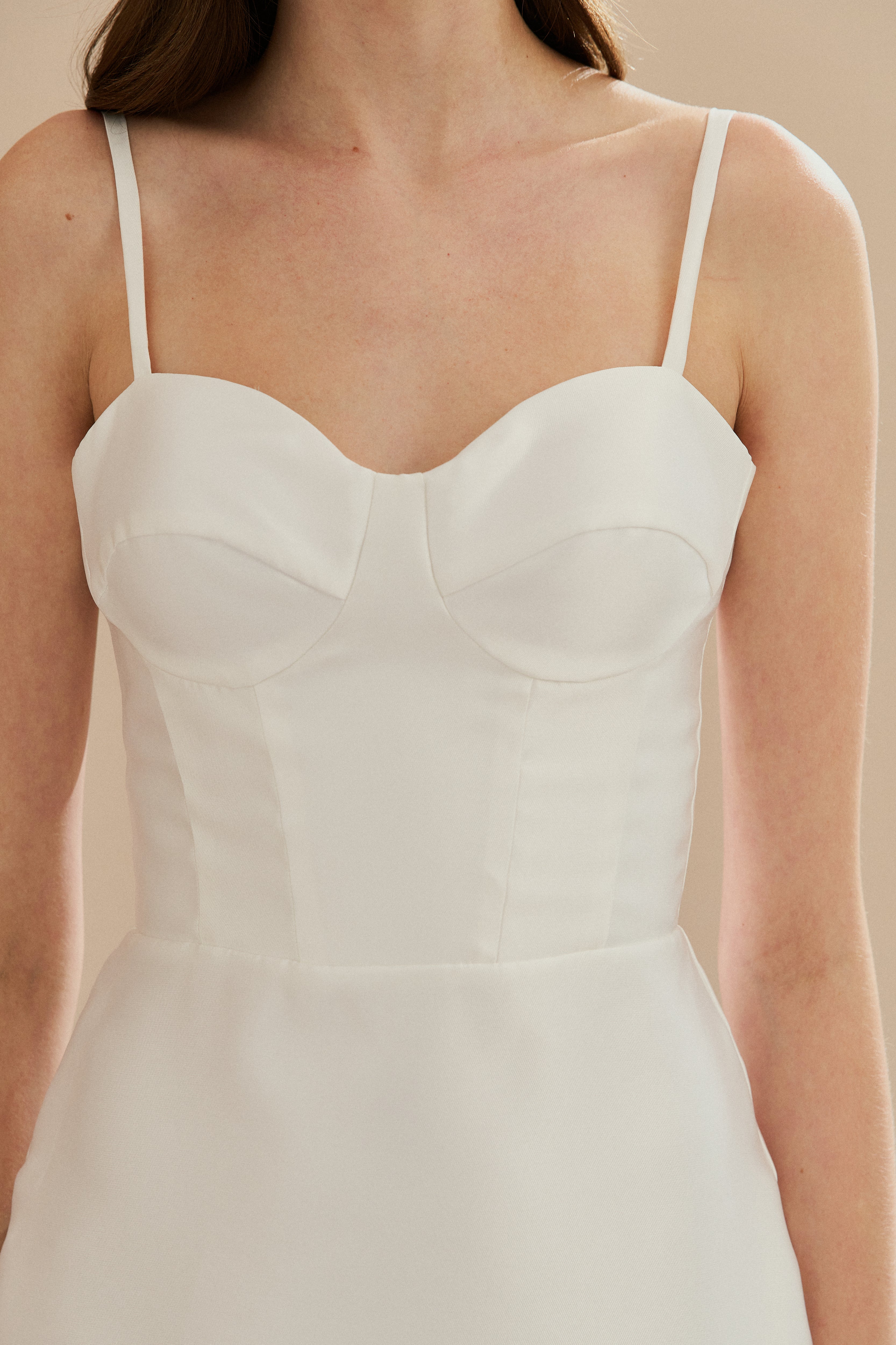 Vestido Midi em Zibeline com Busto Demarcado e Estruturado, Alças Finas e Fenda Traseira - Carmel Off White